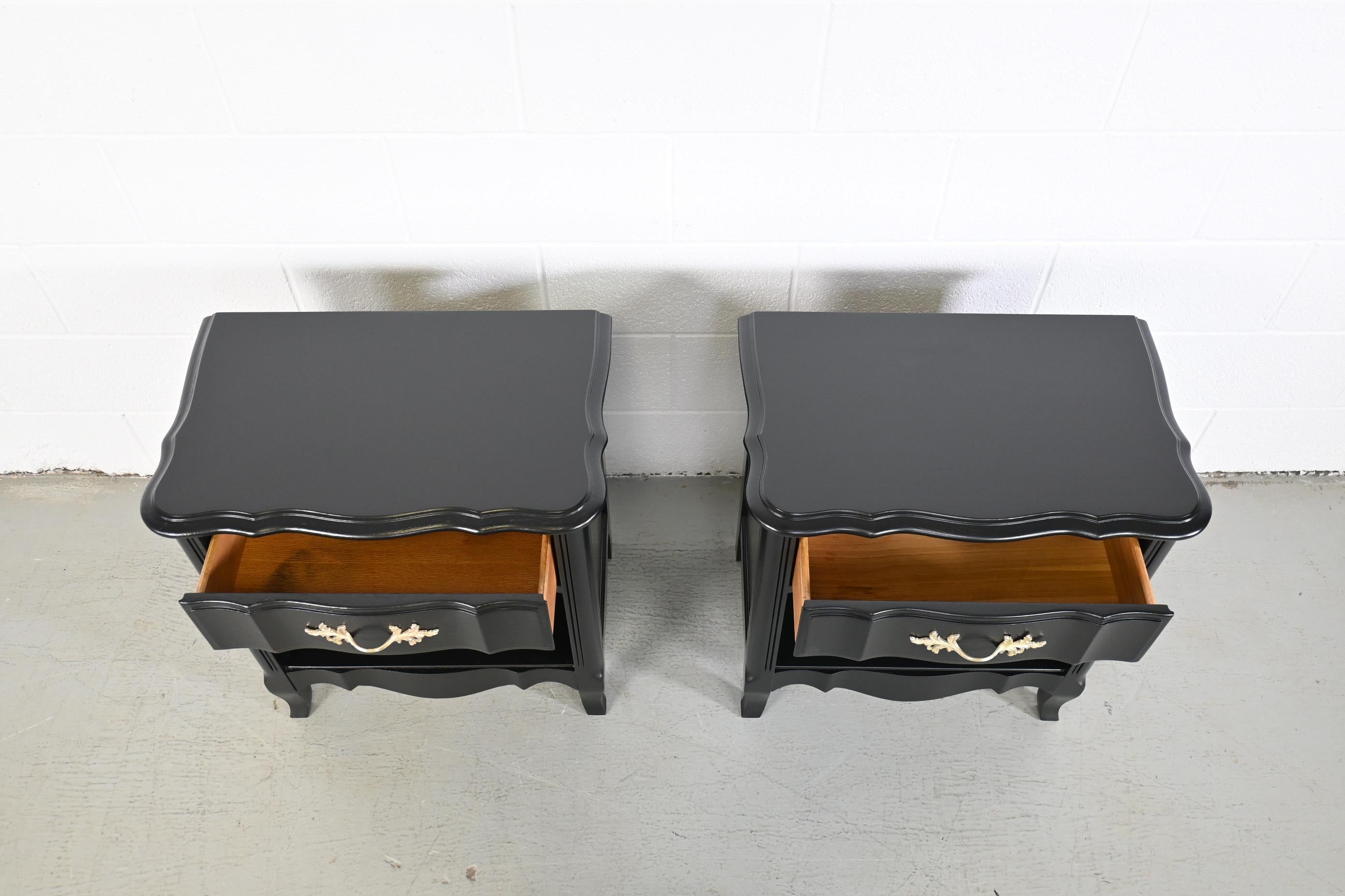 American Thomasville French Provincial Black Lacquered Nightstands, Pair For Sale
