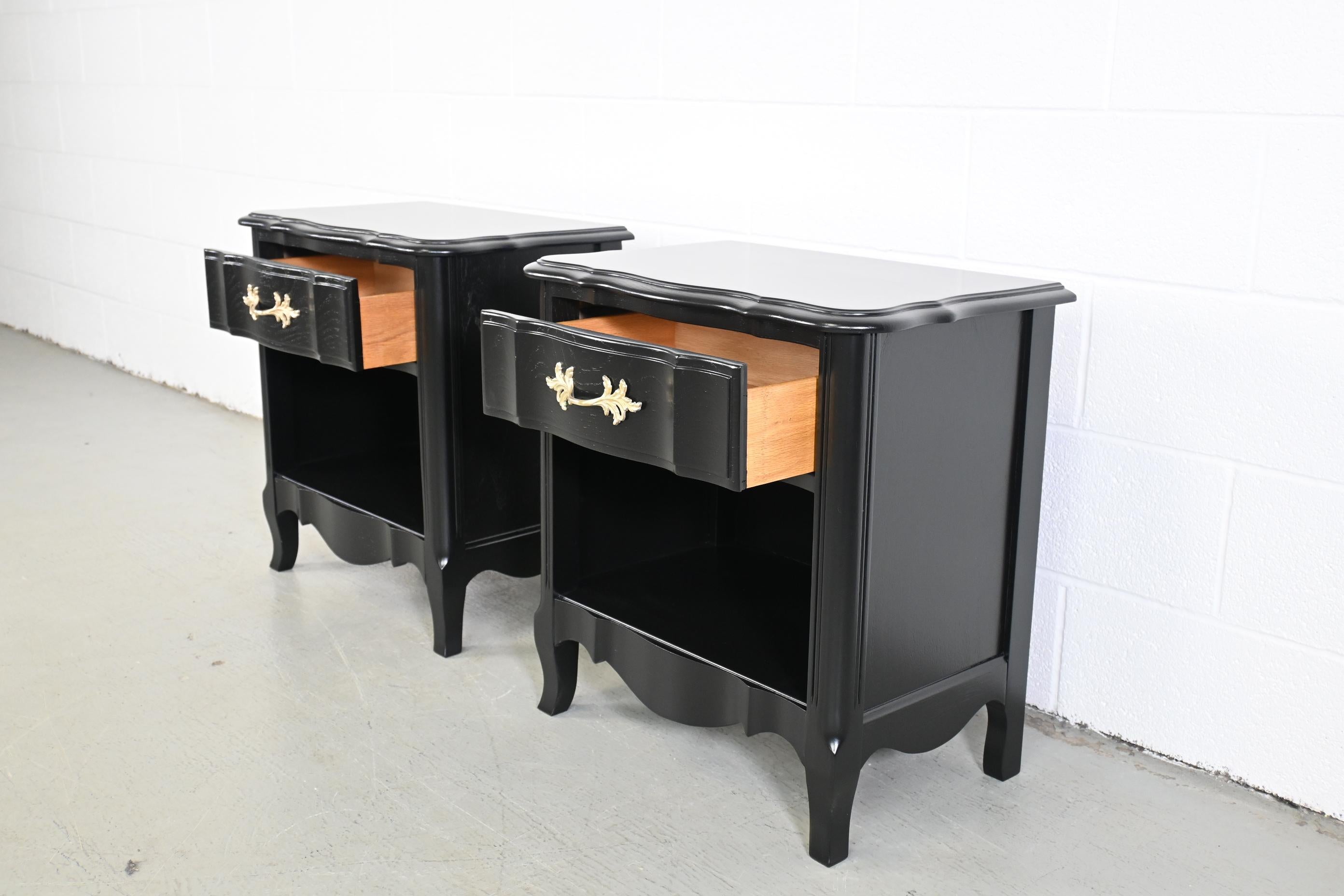 Thomasville French Provincial Black Lacquered Nightstands, Pair In Excellent Condition For Sale In Morgan, UT