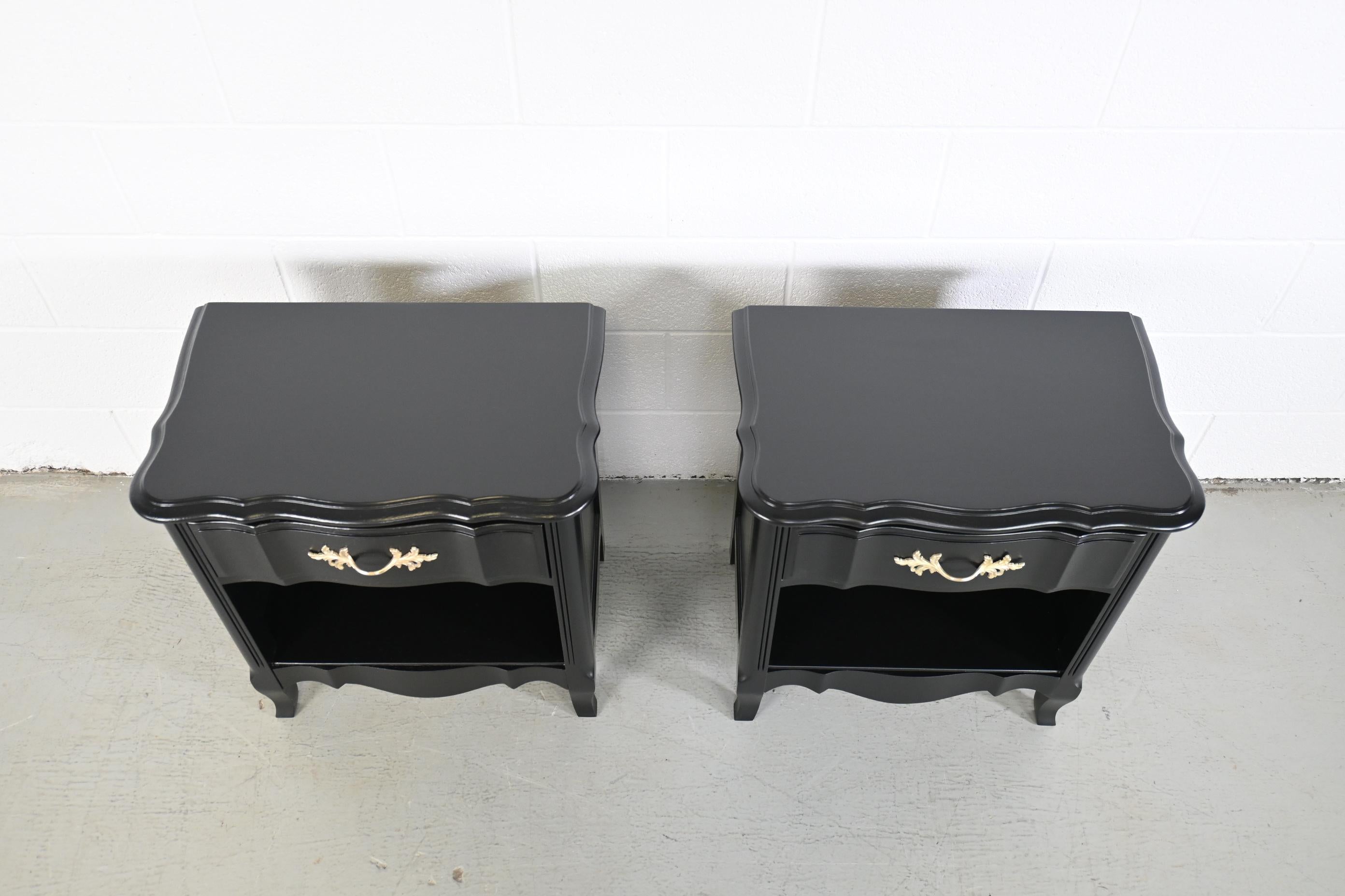 Late 20th Century Thomasville French Provincial Black Lacquered Nightstands, Pair For Sale