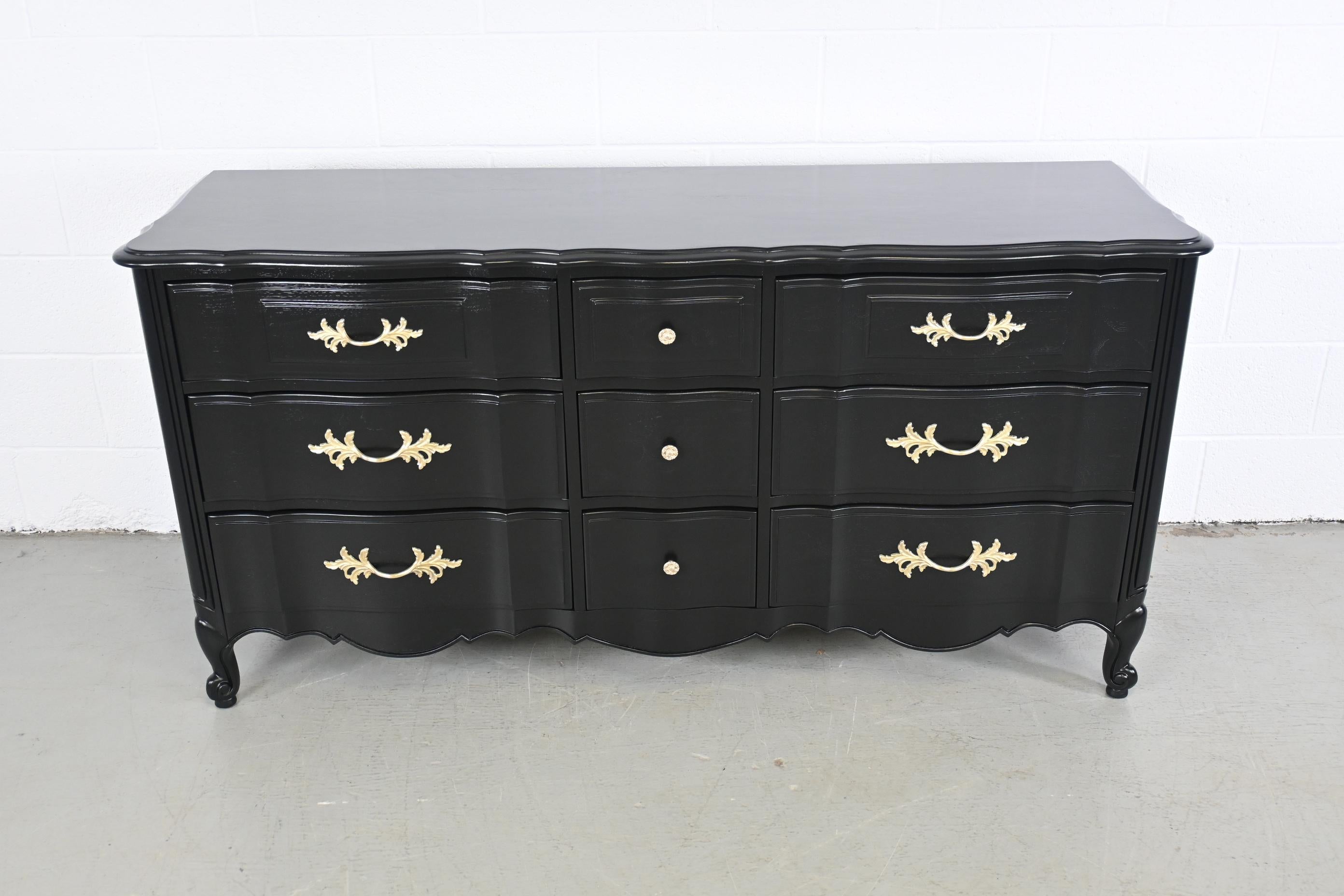 Thomasville French Provincial Black Lacquered Nine-Drawer Dresser

Thomasville, USA, 1990s

63.5