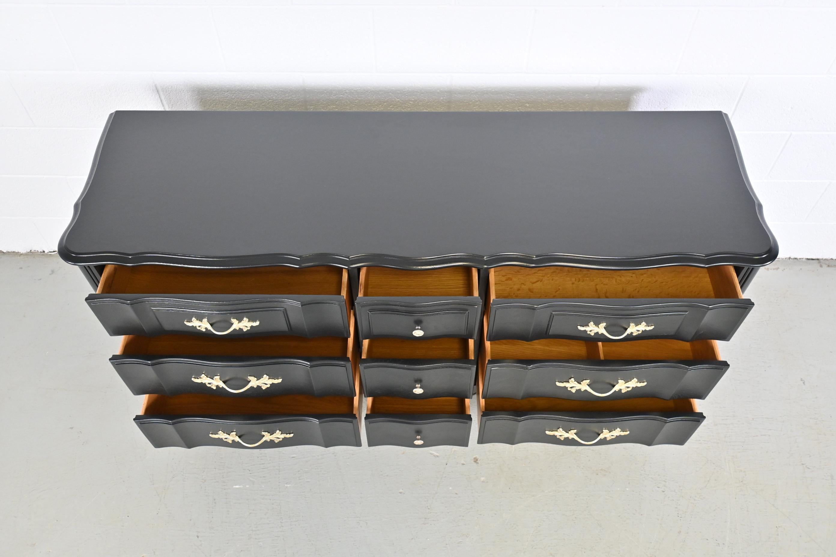 Thomasville French Provincial Black Lacquered Nine-Drawer Dresser In Good Condition For Sale In Morgan, UT