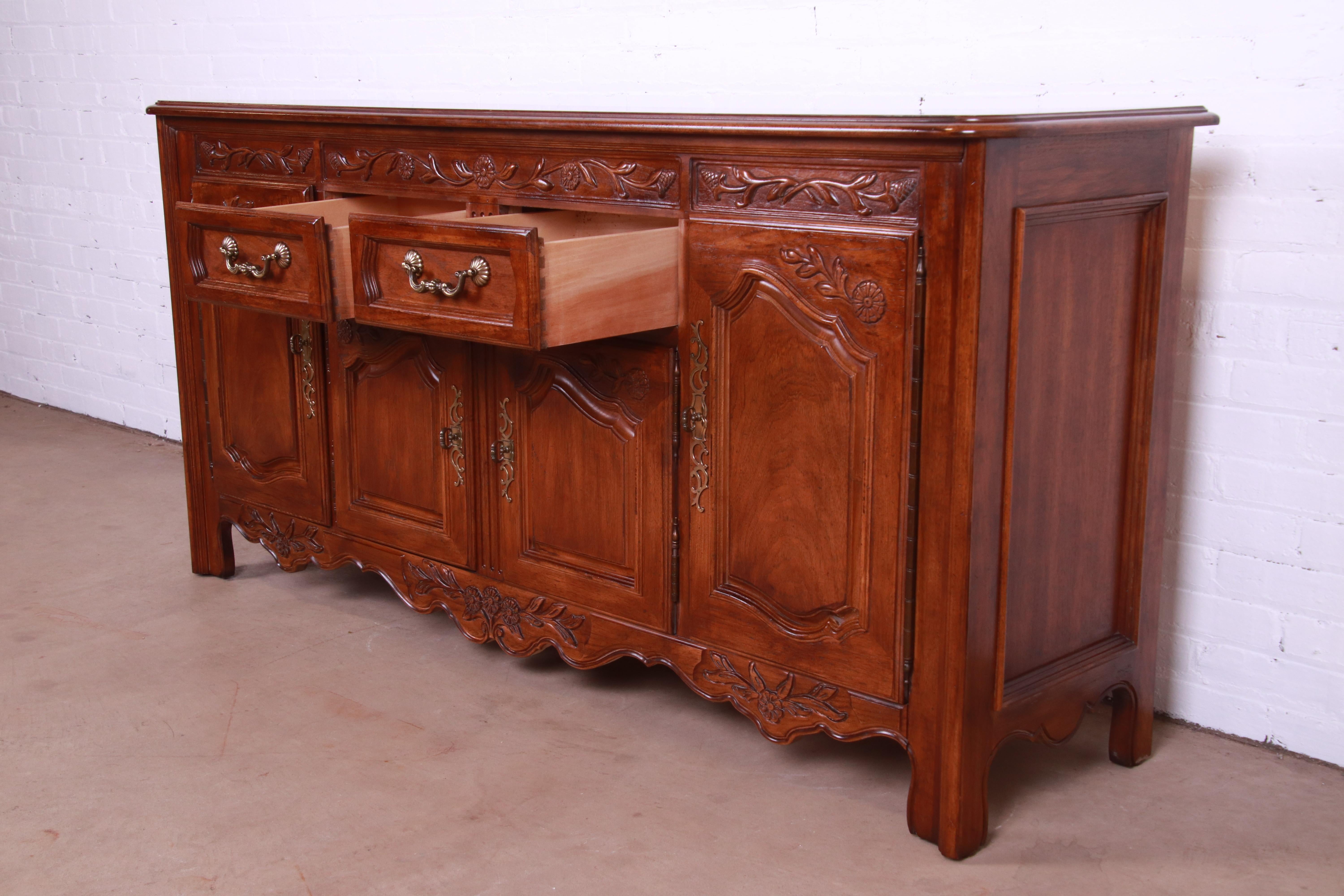 Thomasville French Provincial Louis XV Carved Walnut Sideboard Credenza For Sale 4