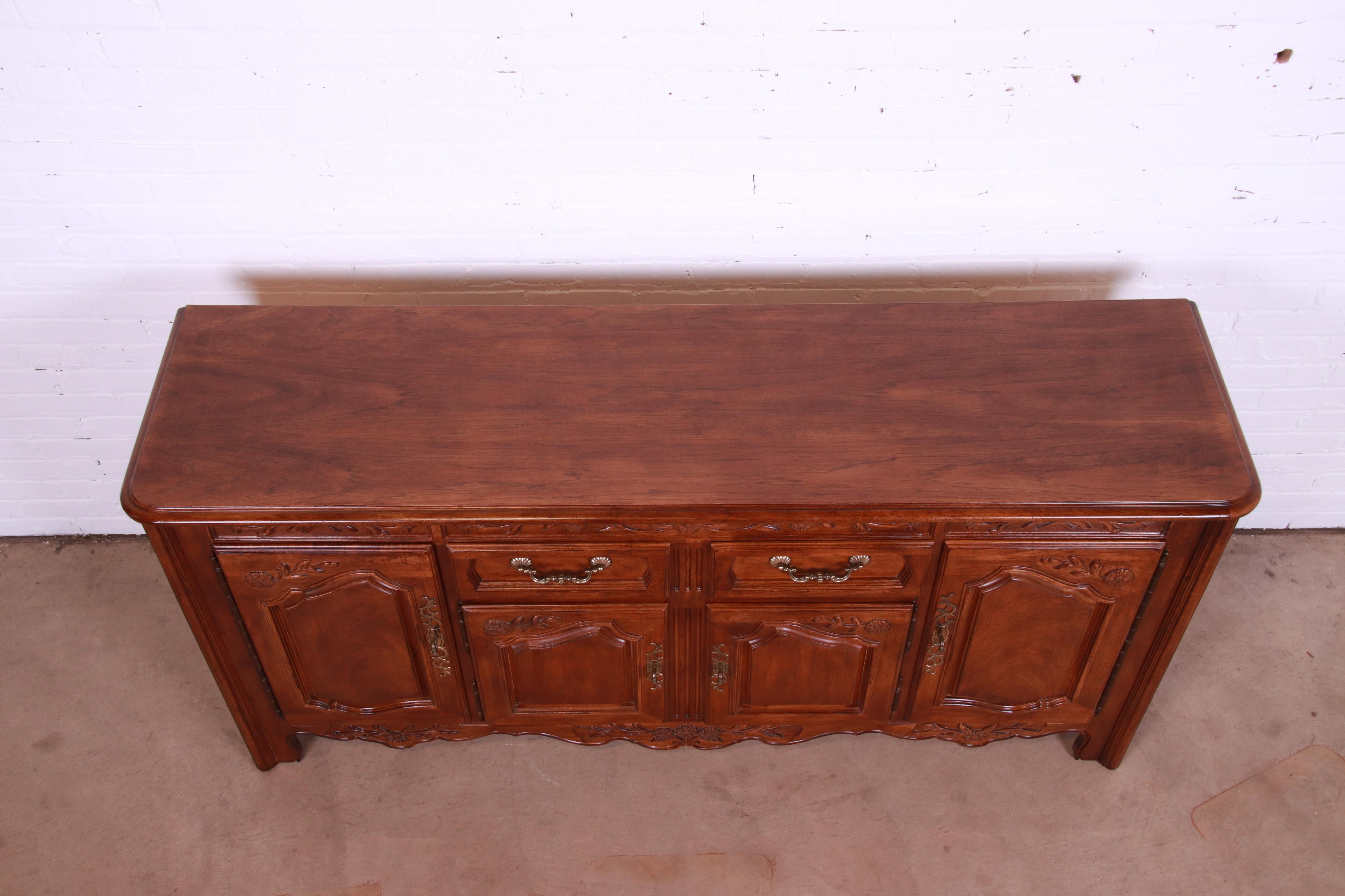 Thomasville French Provincial Louis XV Carved Walnut Sideboard Credenza For Sale 5