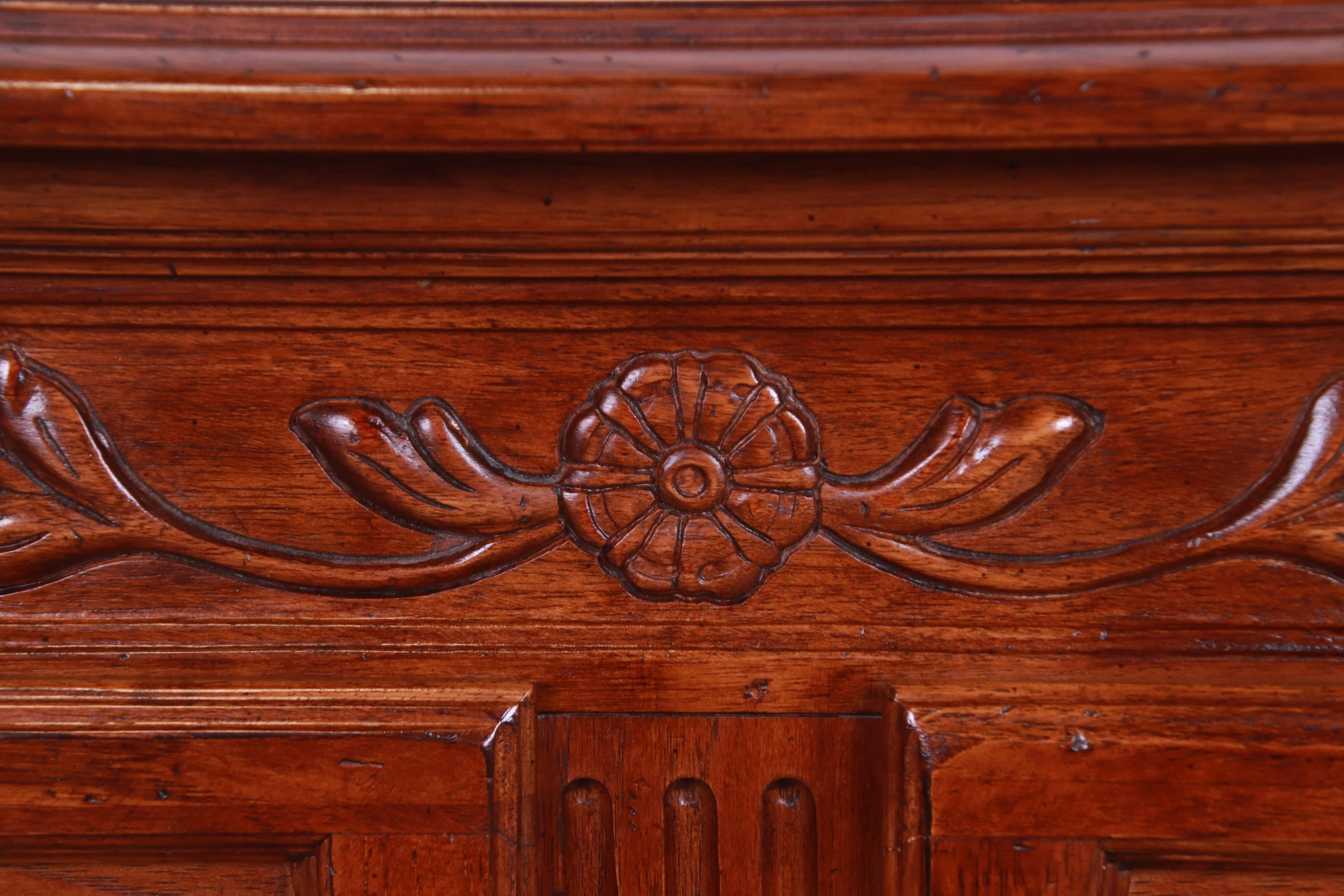 Thomasville French Provincial Louis XV Carved Walnut Sideboard Credenza For Sale 6