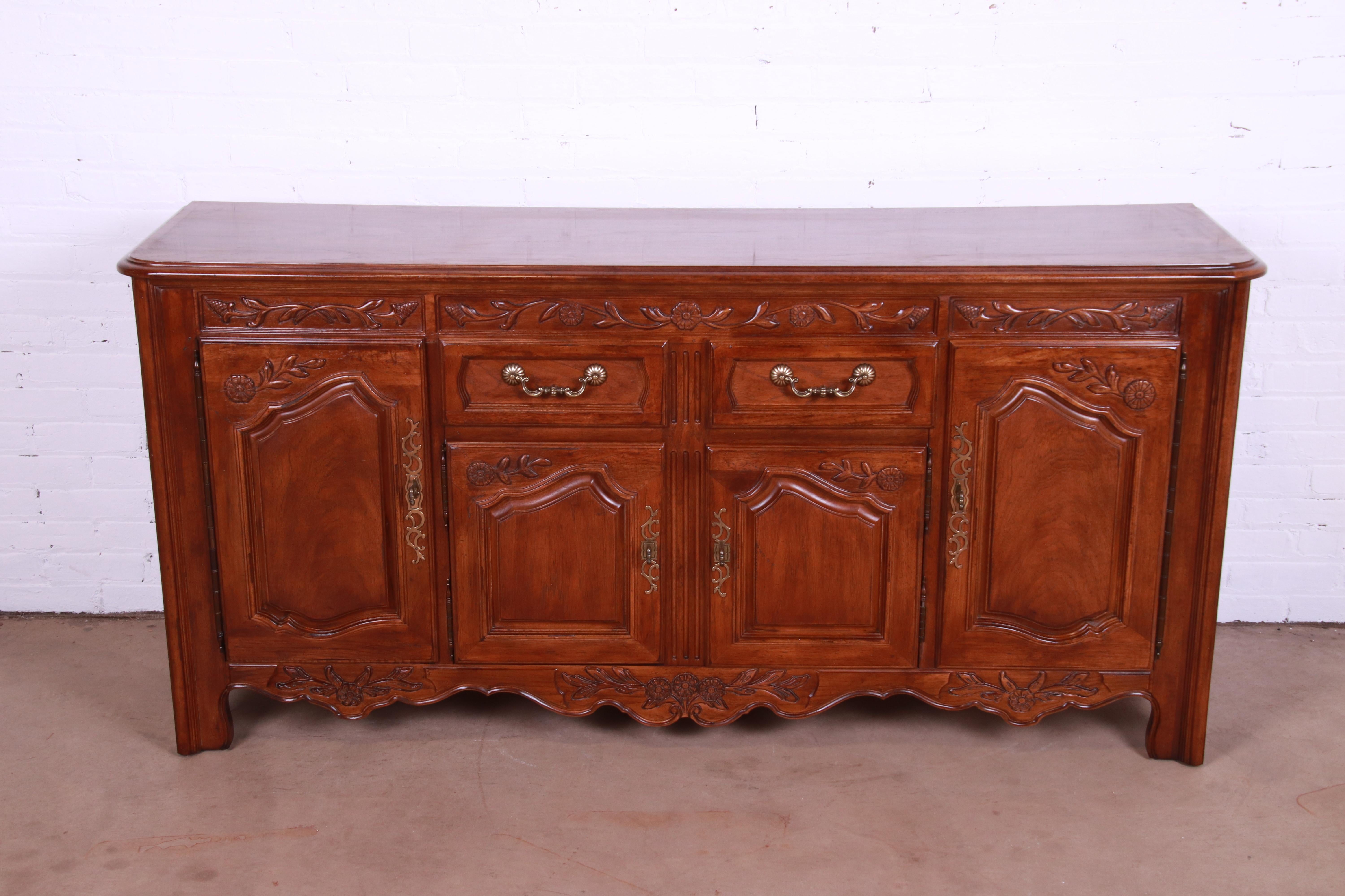 Thomasville French Provincial Louis XV Carved Walnut Sideboard Credenza In Good Condition For Sale In South Bend, IN