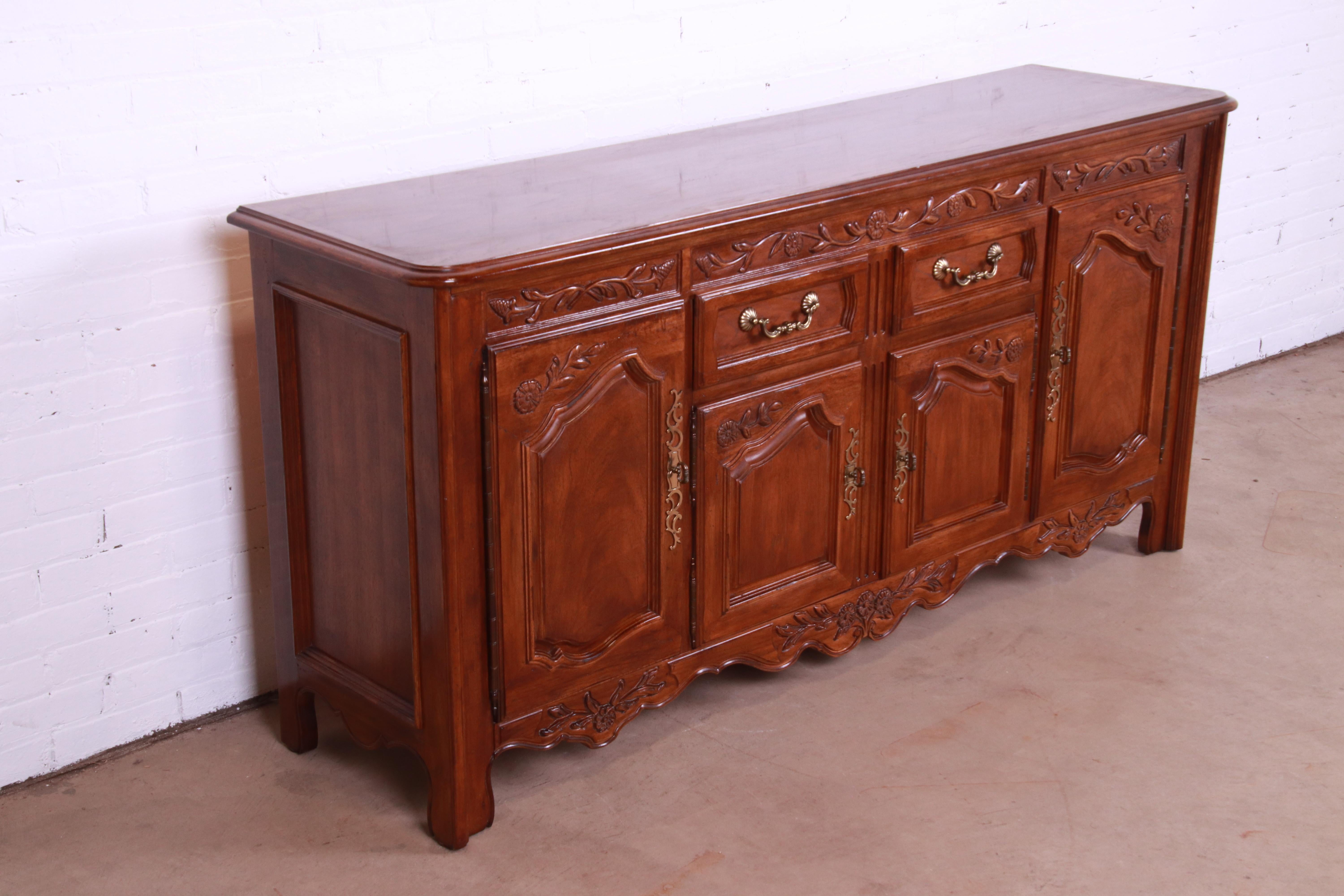 20th Century Thomasville French Provincial Louis XV Carved Walnut Sideboard Credenza For Sale