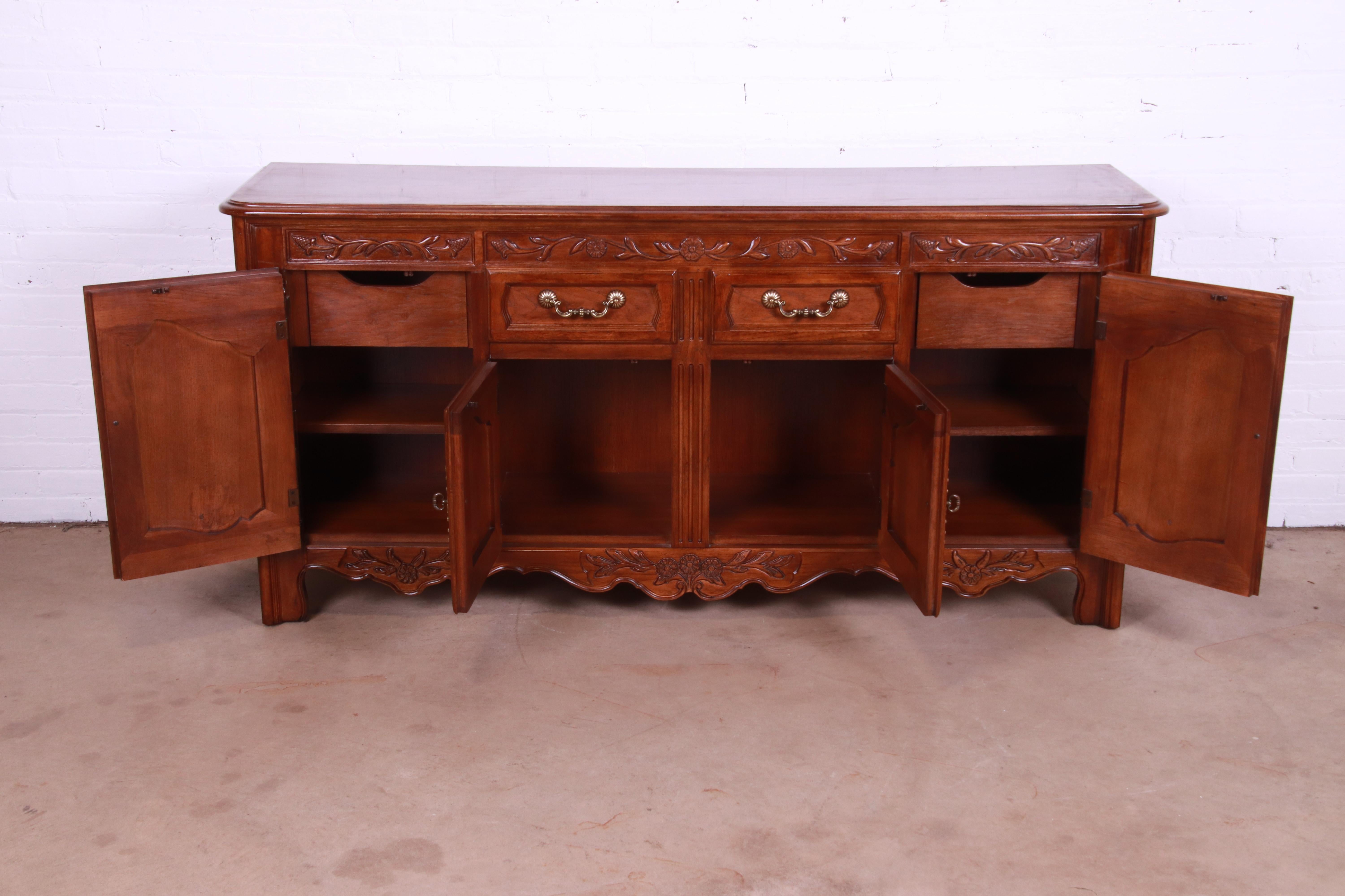 Thomasville French Provincial Louis XV Carved Walnut Sideboard Credenza For Sale 1