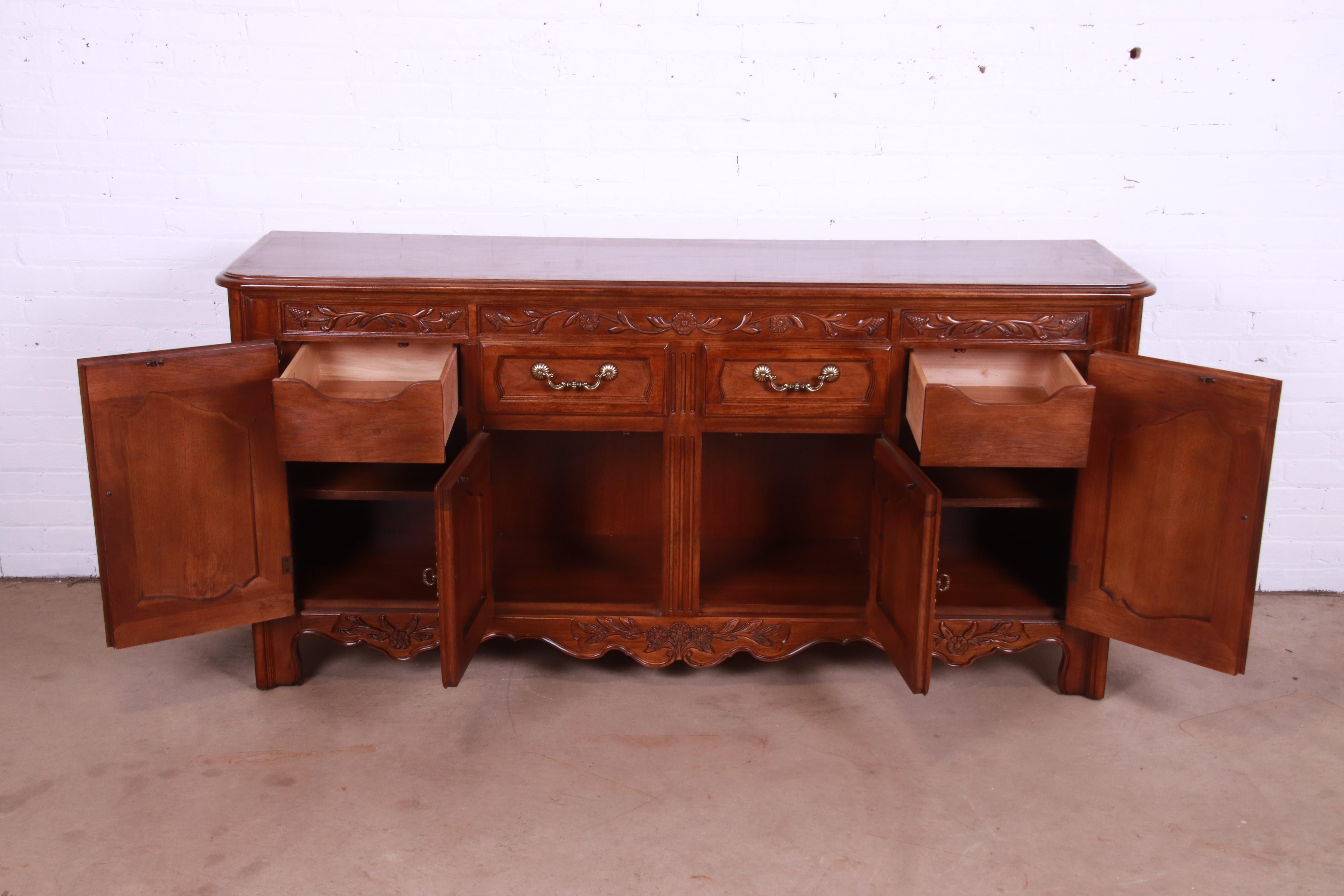 Thomasville French Provincial Louis XV Carved Walnut Sideboard Credenza For Sale 2