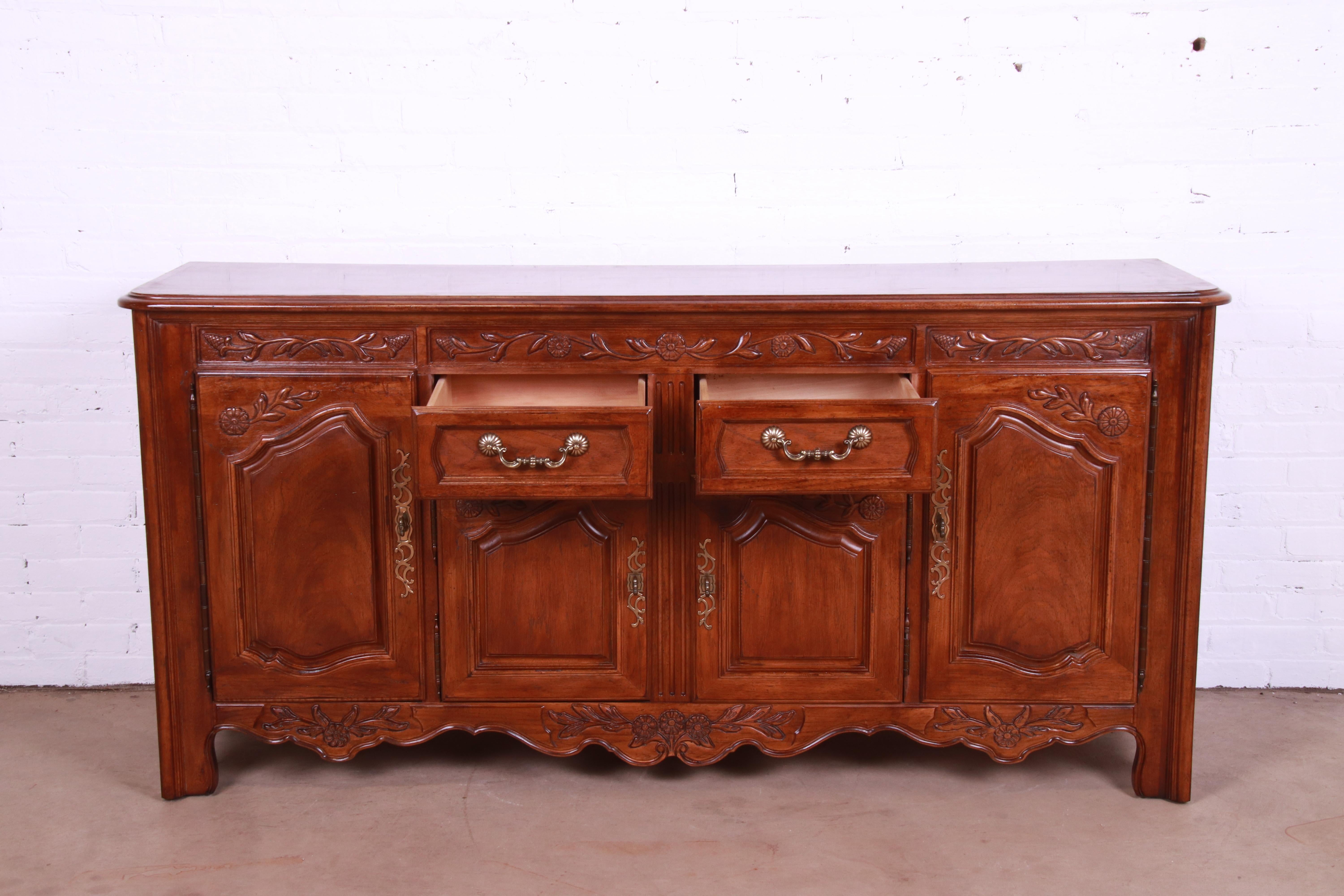 Thomasville French Provincial Louis XV Carved Walnut Sideboard Credenza For Sale 3