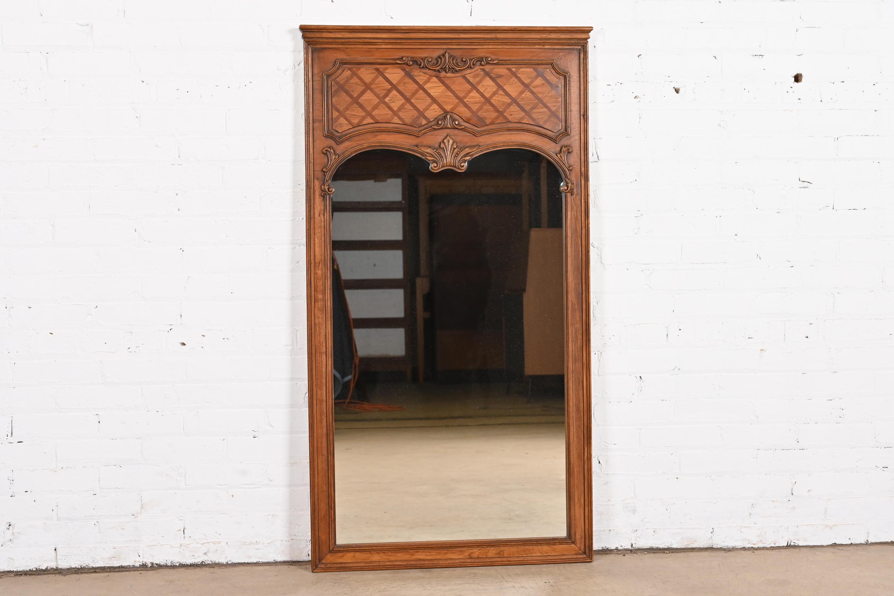 A gorgeous French Provincial Louis XV style carved walnut framed wall mirror

By Thomasville

USA, 1970s

Measures: 29