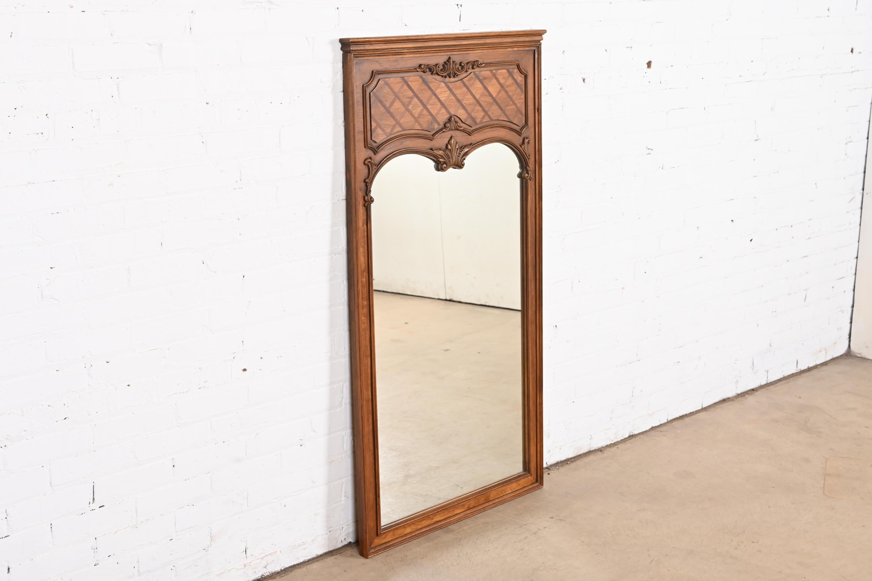 Thomasville French Provincial Louis XV Carved Walnut Wall Mirror, 1970s In Good Condition For Sale In South Bend, IN
