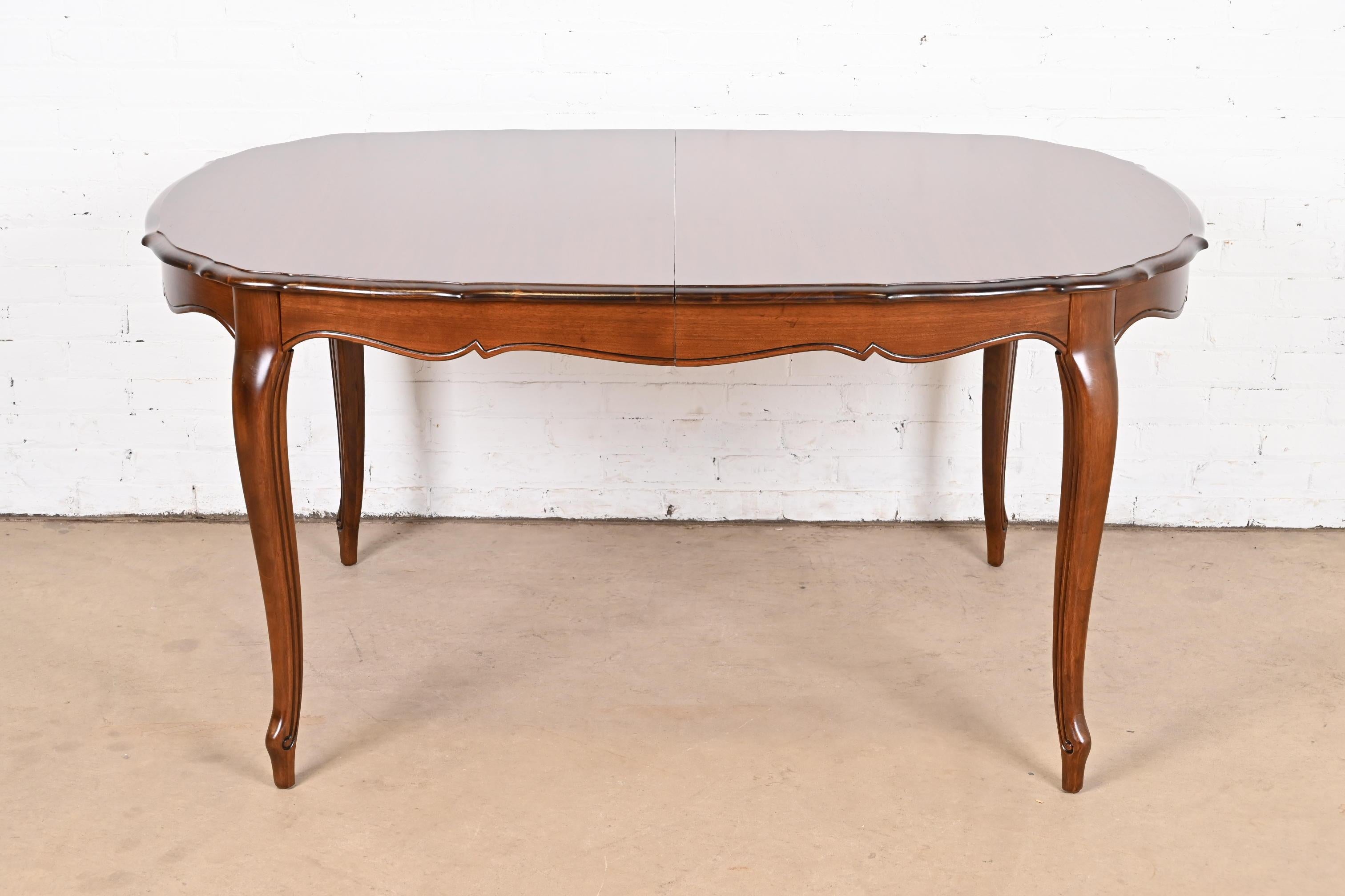 Thomasville Table de salle à manger à rallonge en cerisier Louis XV de style provincial français en vente 3
