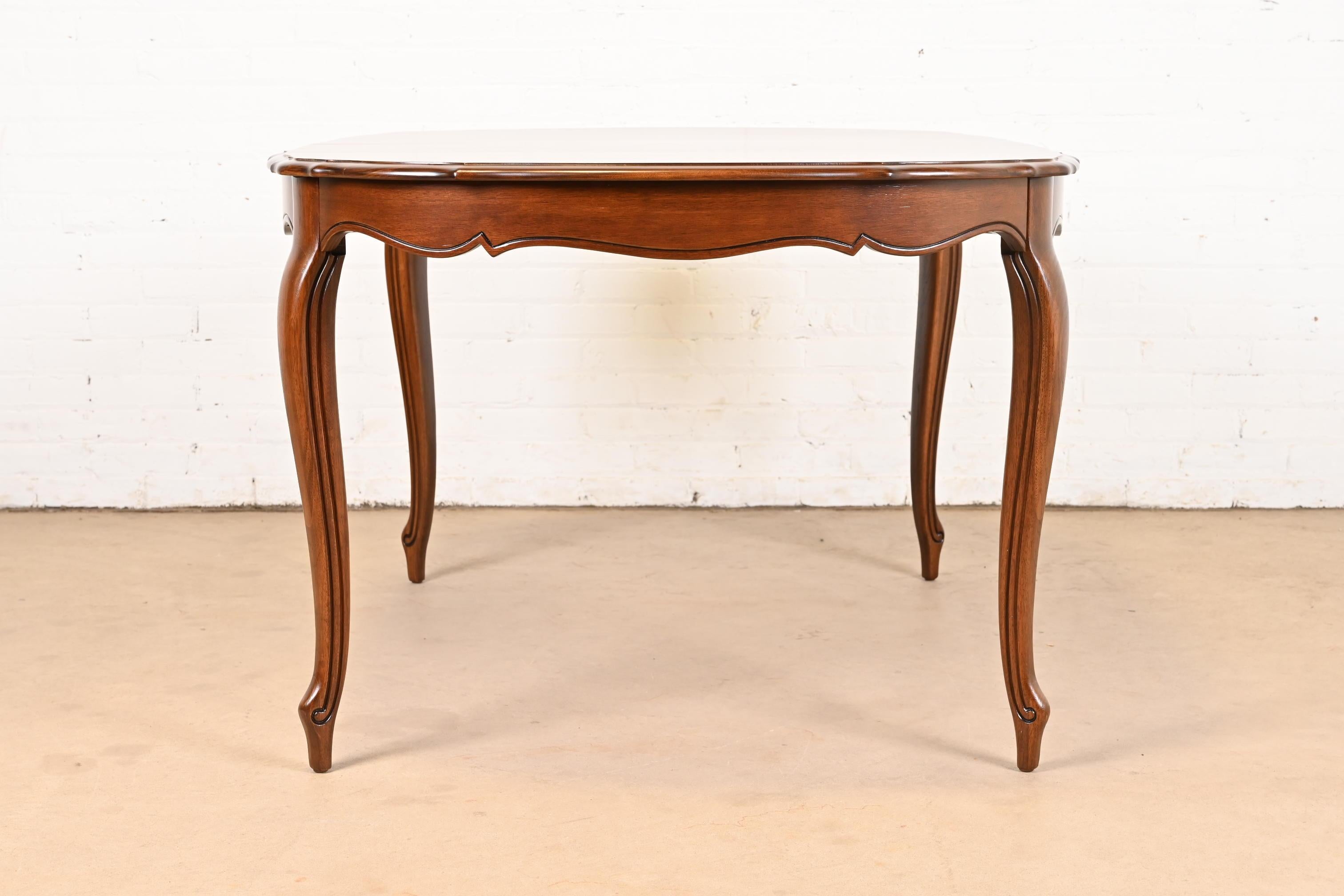 Thomasville Table de salle à manger à rallonge en cerisier Louis XV de style provincial français en vente 6