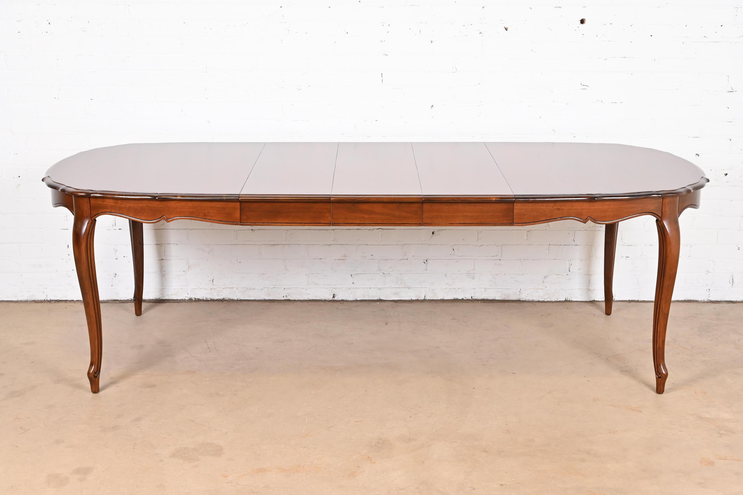 Exceptionnelle table de salle à manger à rallonge de style Louis XV et de style provincial français

Par Thomasville

USA, Circa 1960

Superbe plateau en merisier assorti aux livres, avec pieds cabriole en merisier massif sculpté.

Dimensions : 60