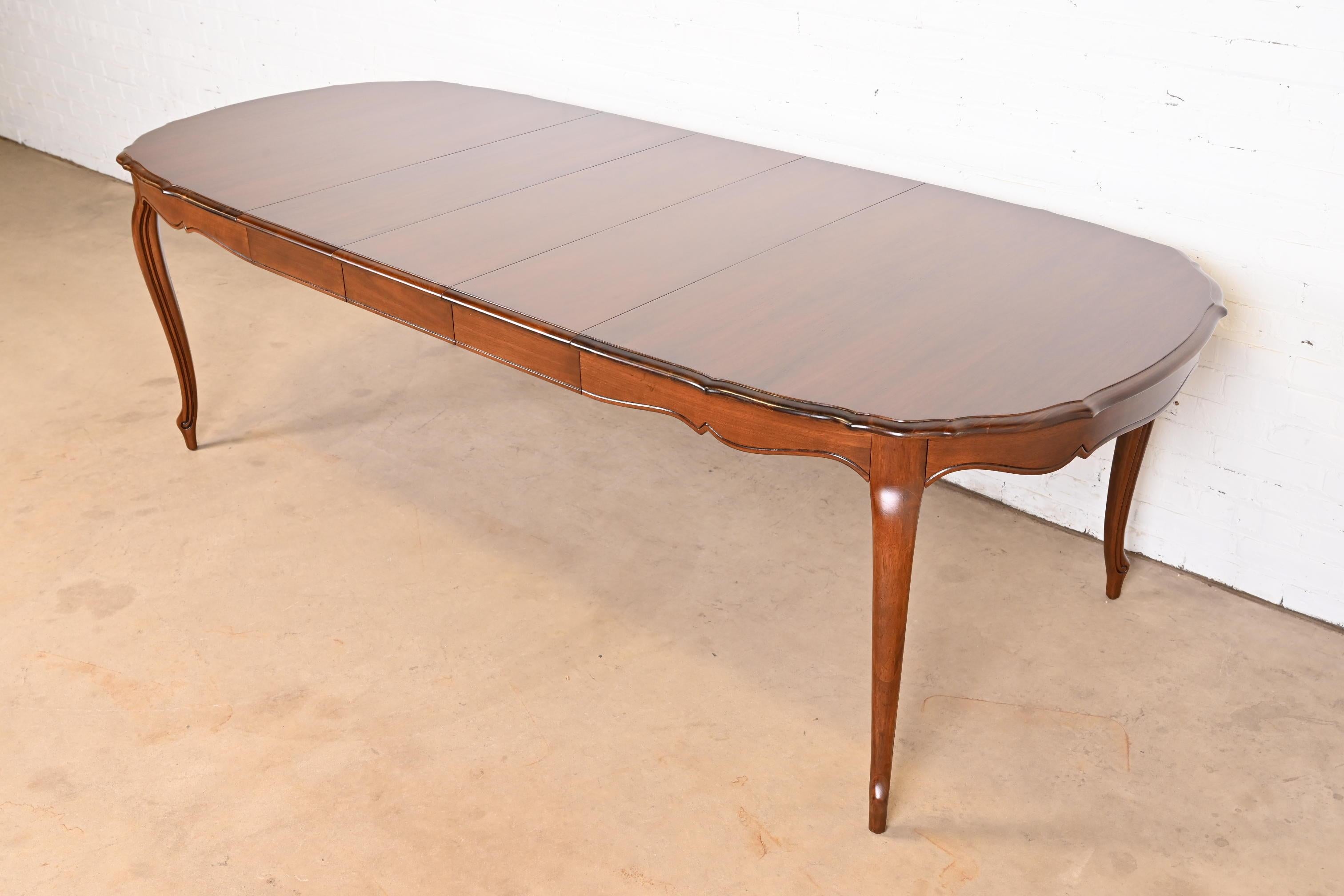 Américain Thomasville Table de salle à manger à rallonge en cerisier Louis XV de style provincial français en vente