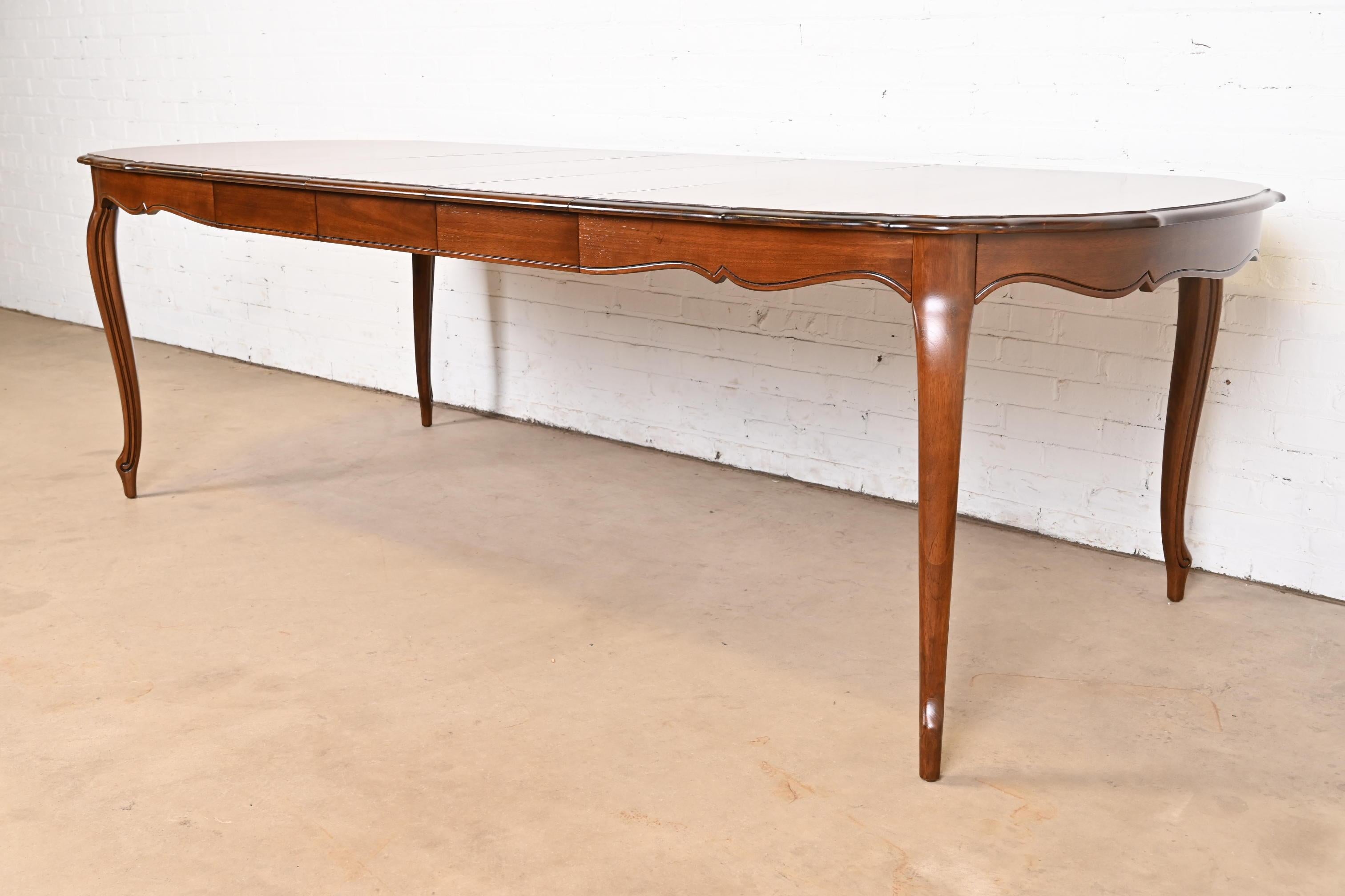 Thomasville Table de salle à manger à rallonge en cerisier Louis XV de style provincial français Bon état - En vente à South Bend, IN