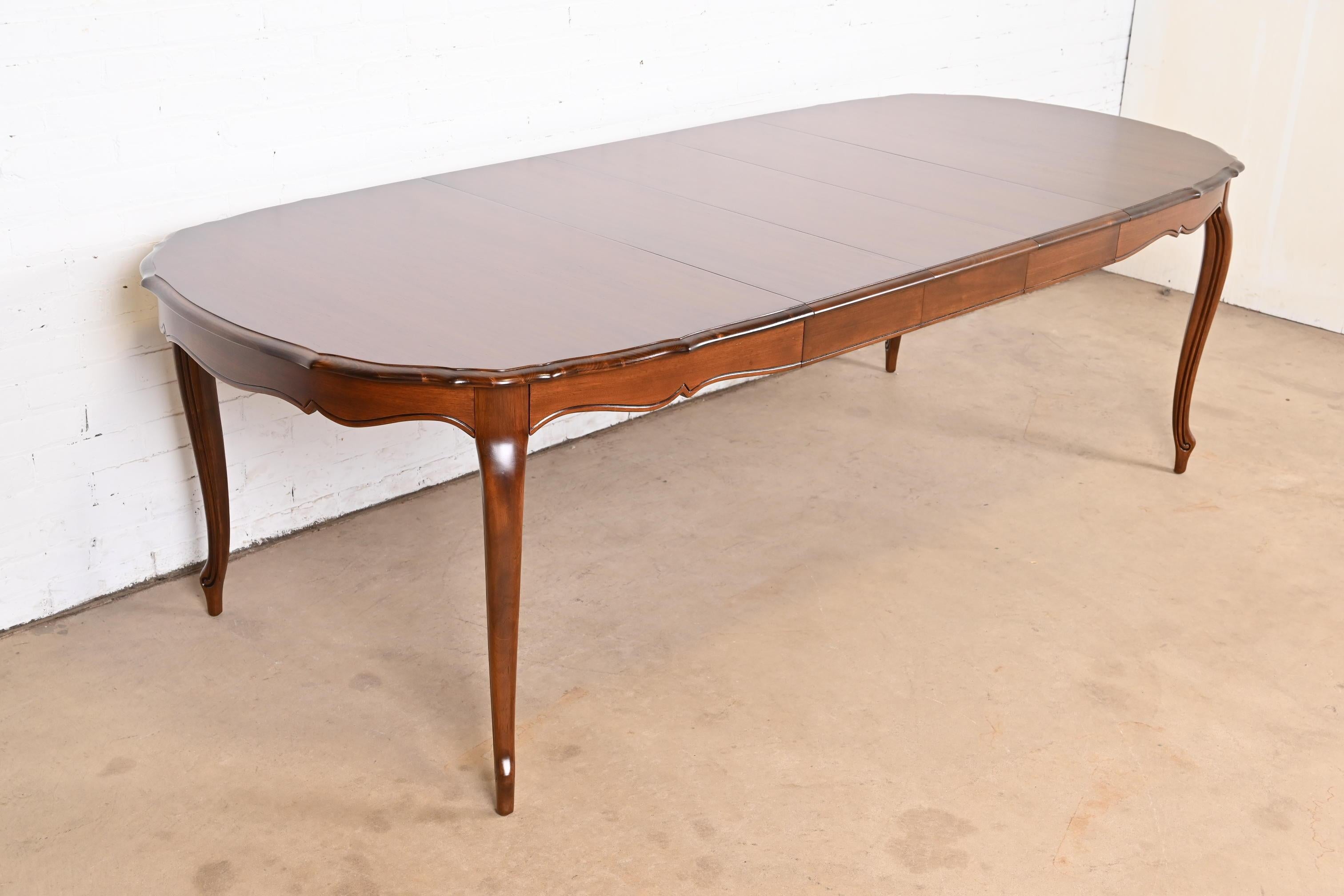 Milieu du XXe siècle Thomasville Table de salle à manger à rallonge en cerisier Louis XV de style provincial français en vente