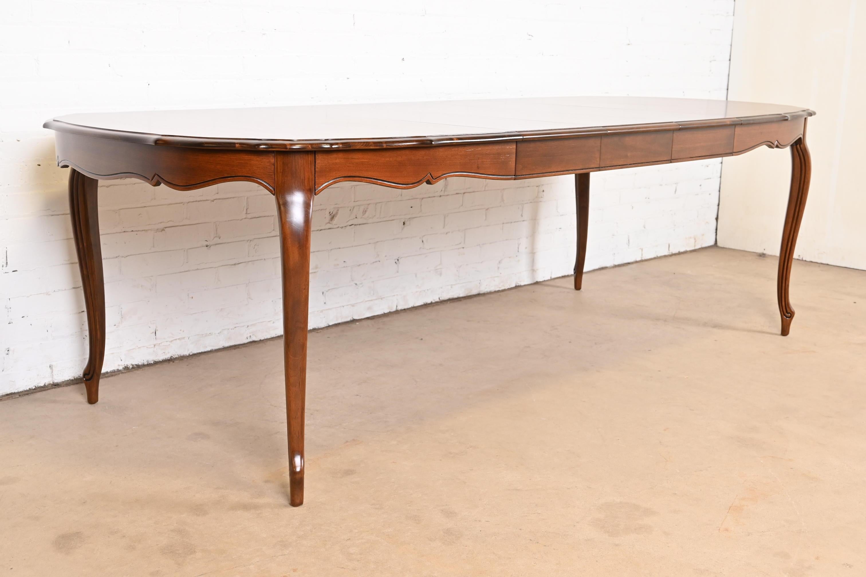 Cerise Thomasville Table de salle à manger à rallonge en cerisier Louis XV de style provincial français en vente