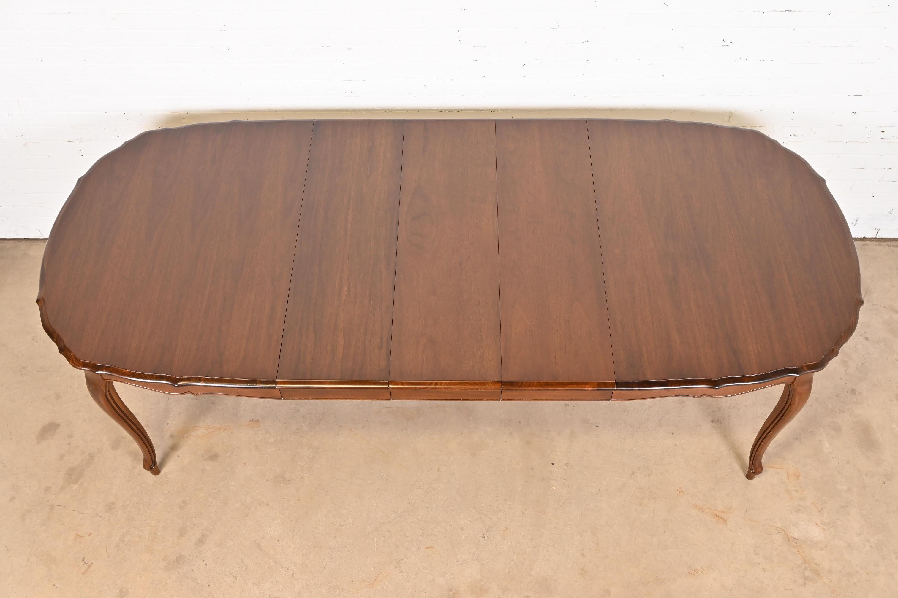 Thomasville Table de salle à manger à rallonge en cerisier Louis XV de style provincial français en vente 1
