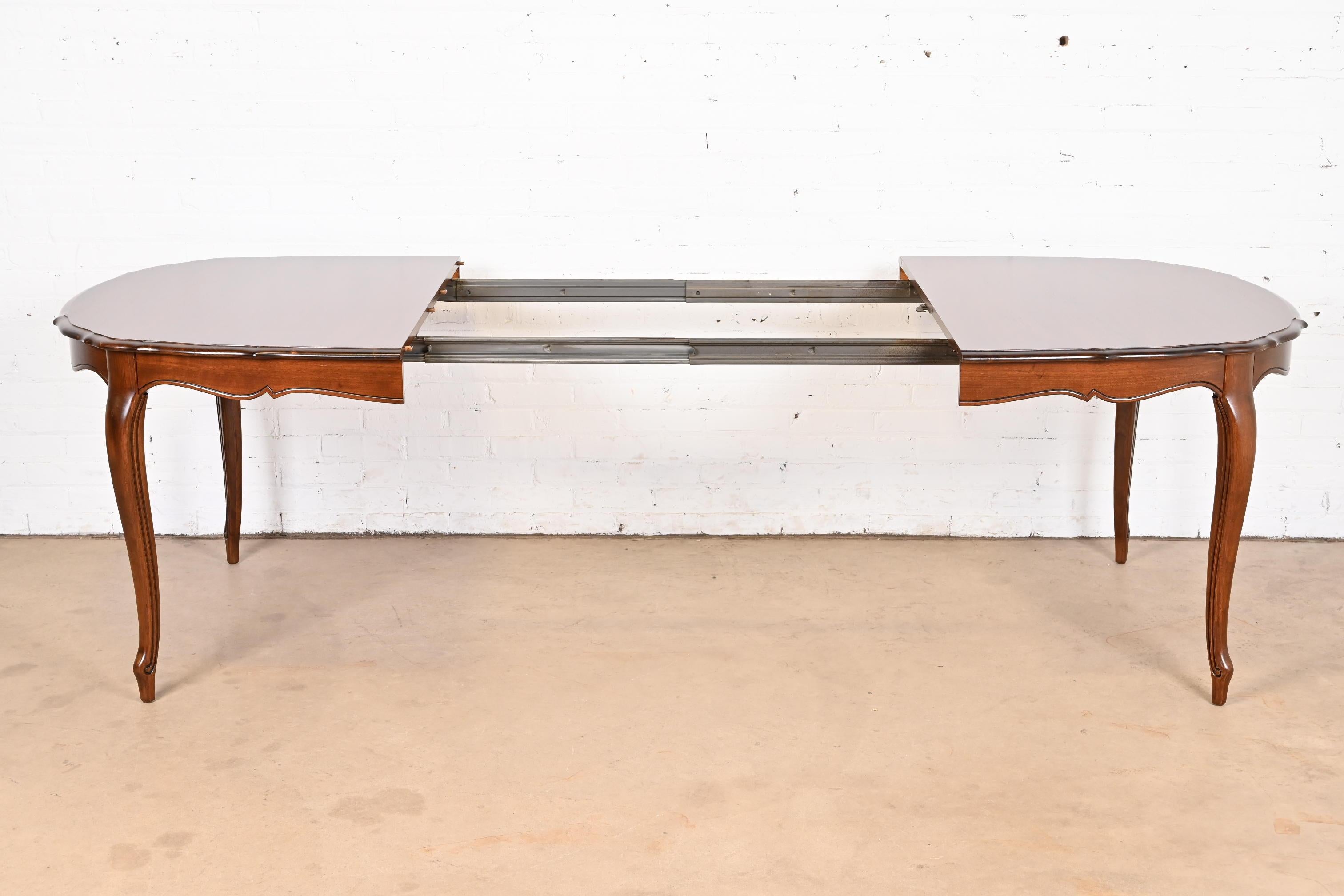 Thomasville Table de salle à manger à rallonge en cerisier Louis XV de style provincial français en vente 2