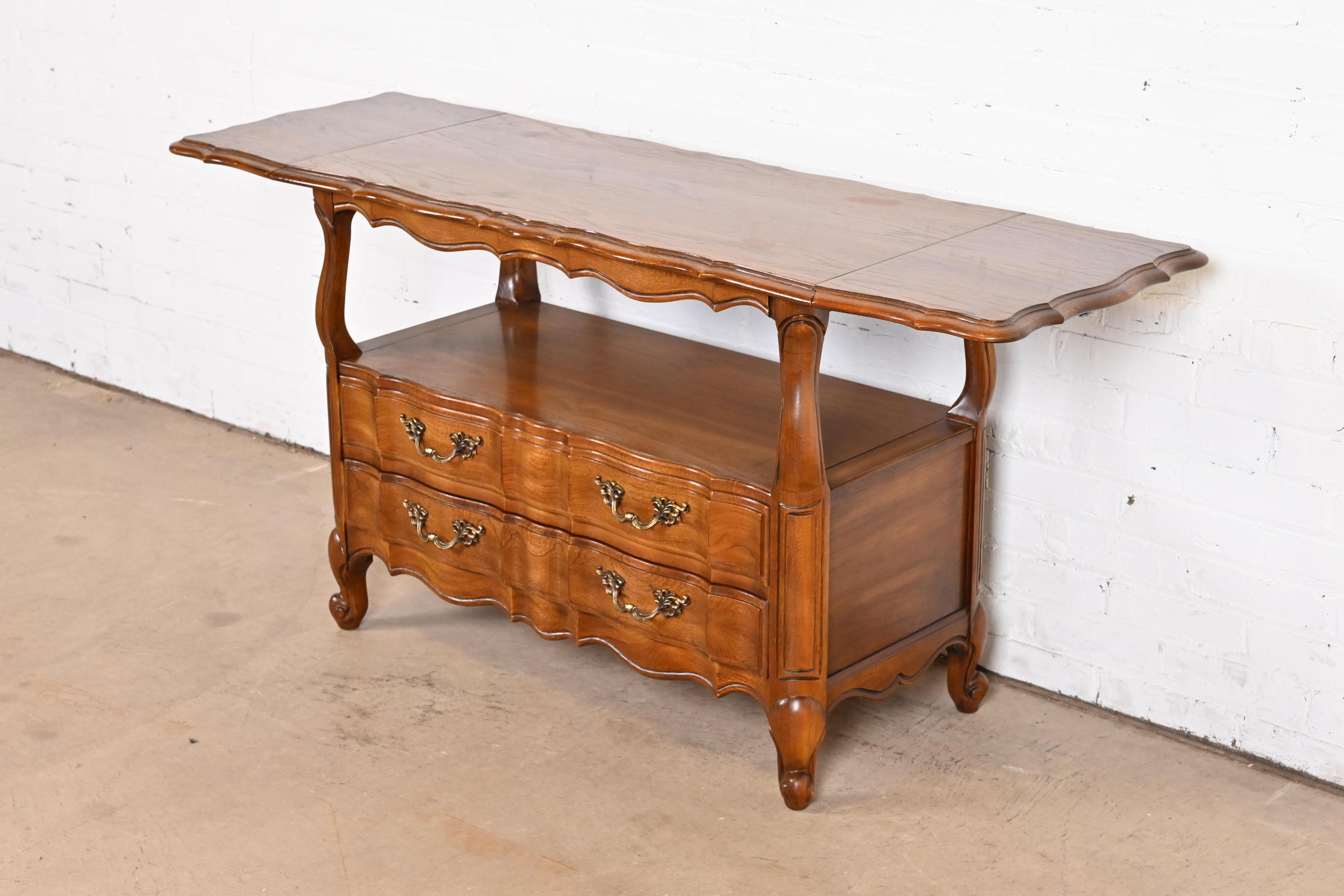 Thomasville French Provincial Louis XV Pecan Buffet Server or Bar Cabinet In Good Condition For Sale In South Bend, IN