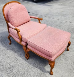 Thomasville - Ensemble de chaises et d'ottomans en damas rose Louis XV de style provincial français