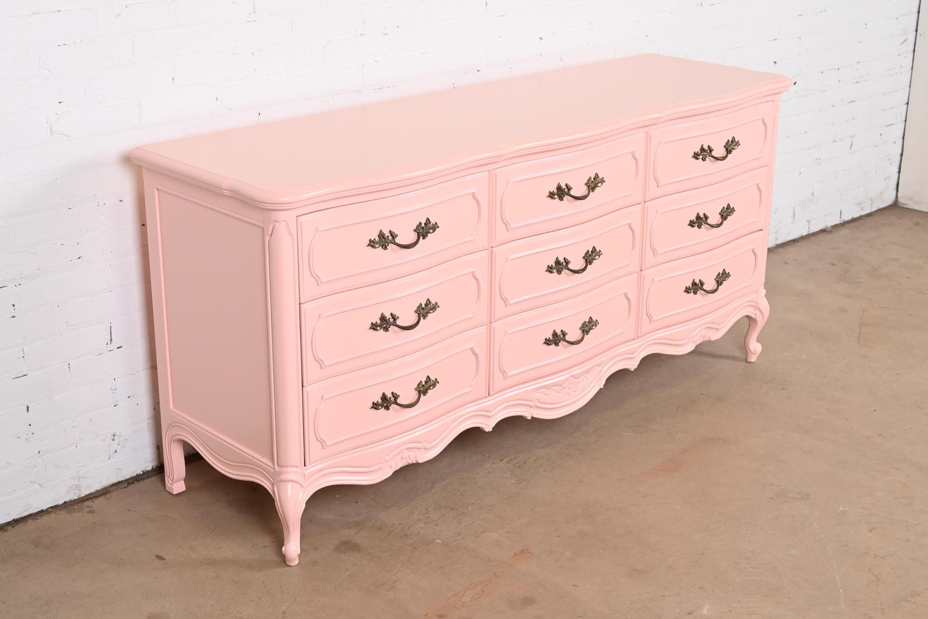 Thomasville French Provincial Louis XV Pink Lacquered Triple Dresser, Refinished In Good Condition For Sale In South Bend, IN