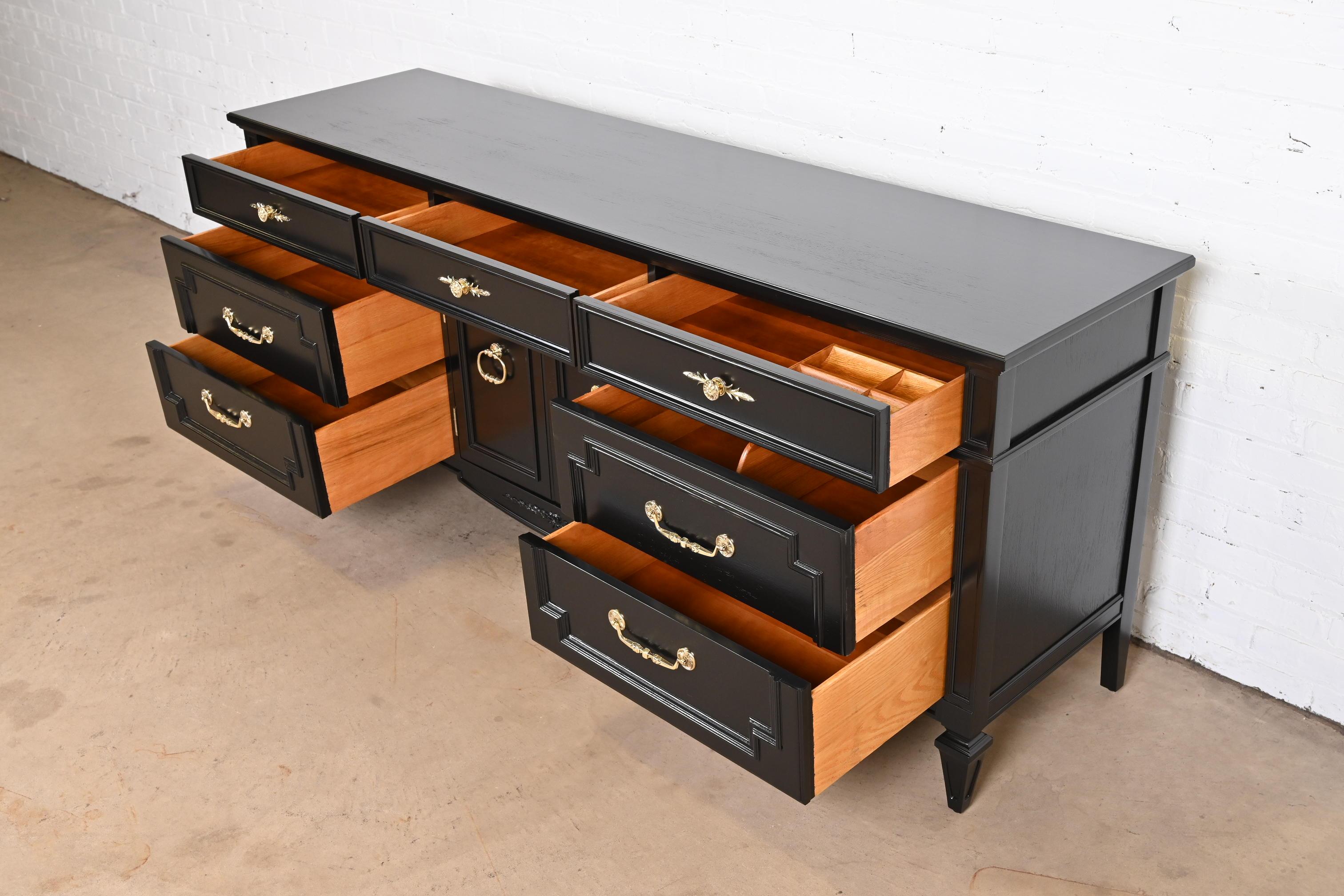 Commode Louis XVI laquée noire de style Régence française de Thomasville, nouvellement revernie 2