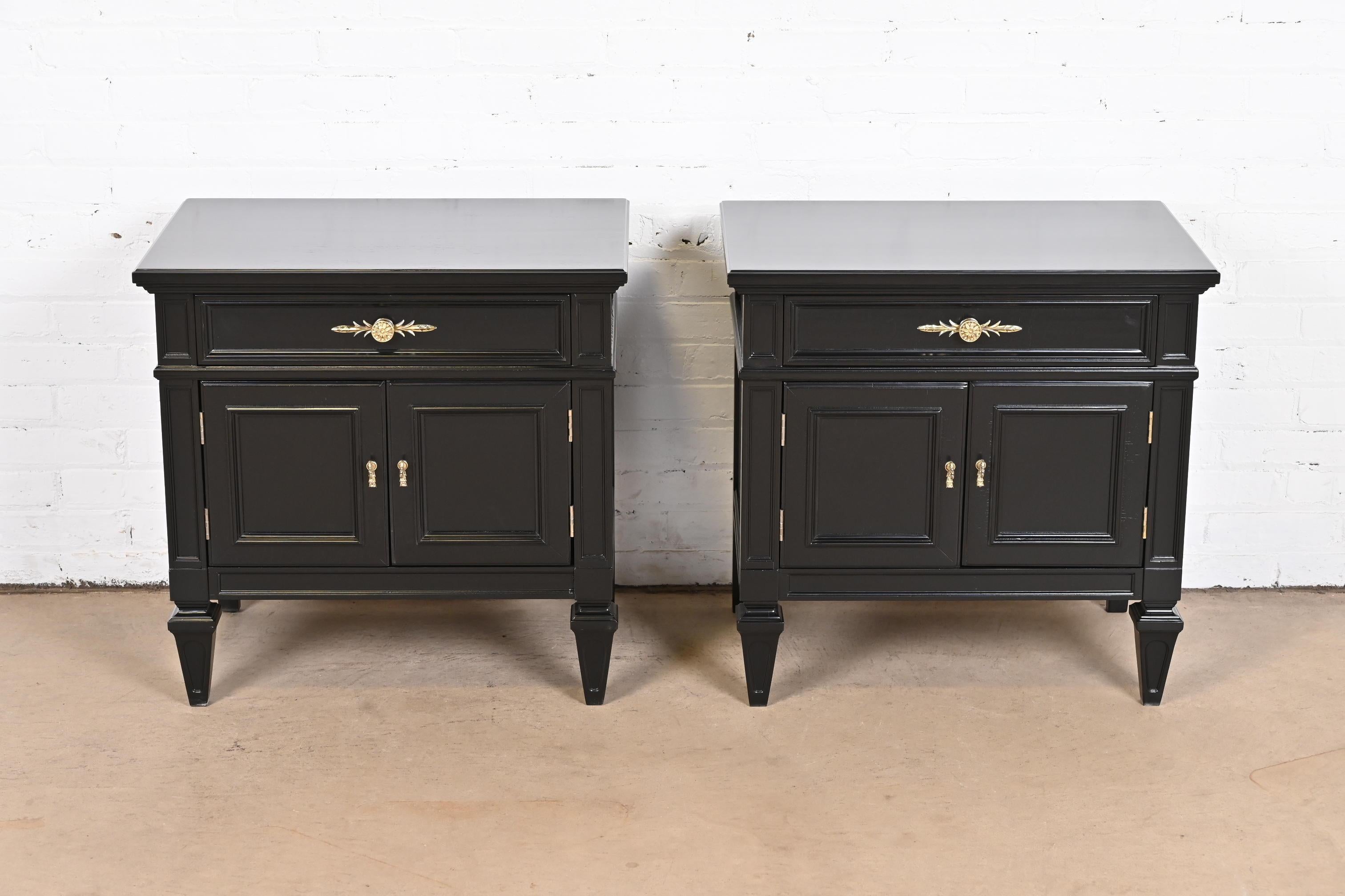 A gorgeous pair of French Regency Louis XVI style nightstands.

By Thomasville

USA, 1965

Black lacquered carved walnut, with original brass hardware.

Measures: 26