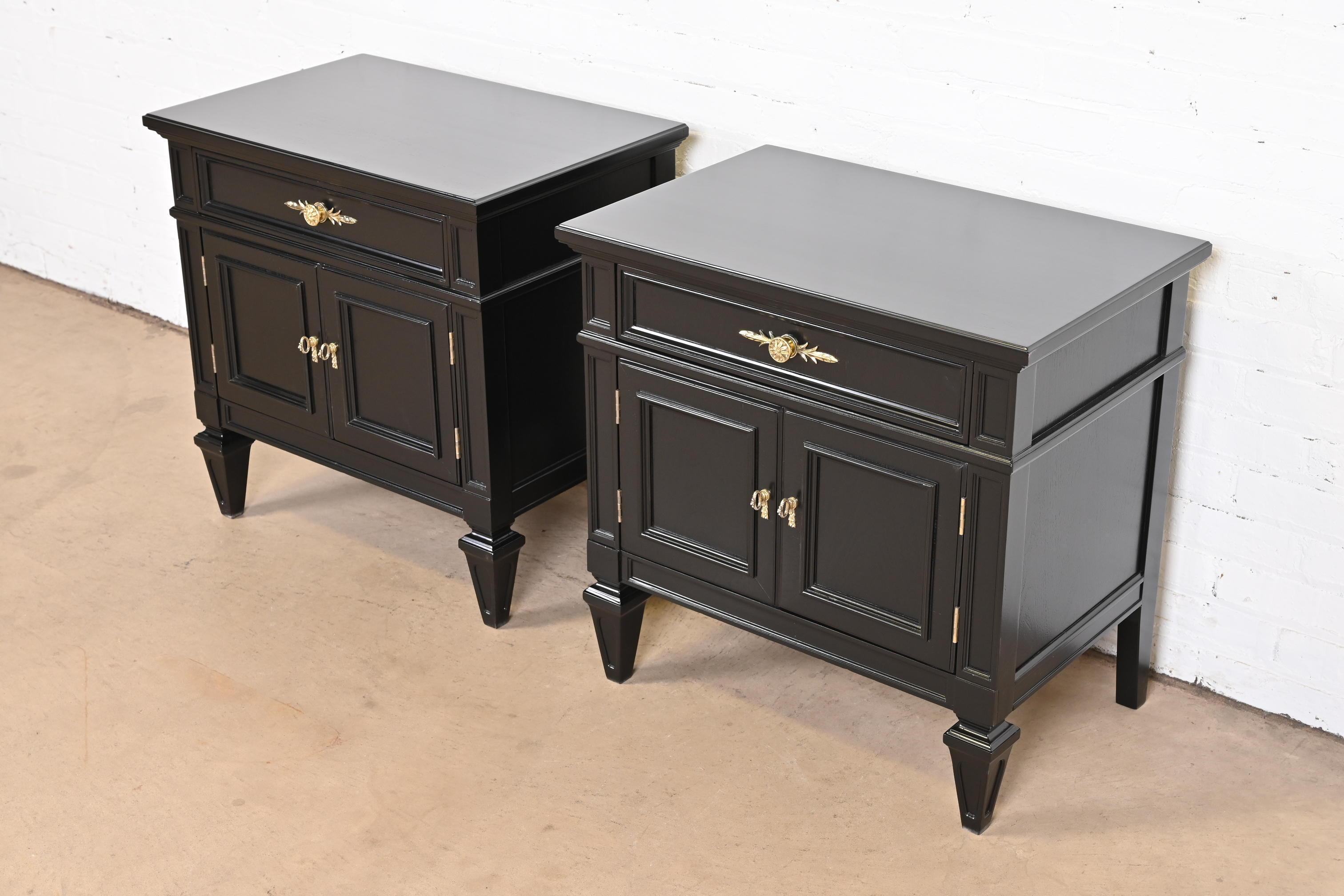 Thomasville French Regency Louis XVI Black Lacquered Nightstands, Refinished In Good Condition In South Bend, IN