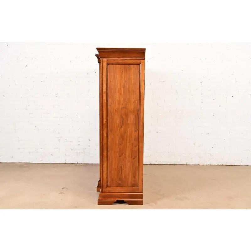 Coffre ou presse à linge de style Régence Louis XVI en bois de ronce pour homme en vente 6