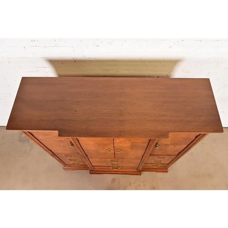 Coffre ou presse à linge de style Régence Louis XVI en bois de ronce pour homme en vente 7