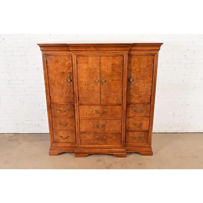 Américain Coffre ou presse à linge de style Régence Louis XVI en bois de ronce pour homme en vente