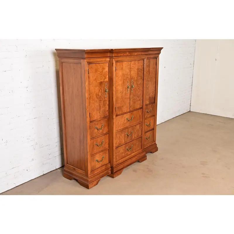 Coffre ou presse à linge de style Régence Louis XVI en bois de ronce pour homme Bon état - En vente à South Bend, IN