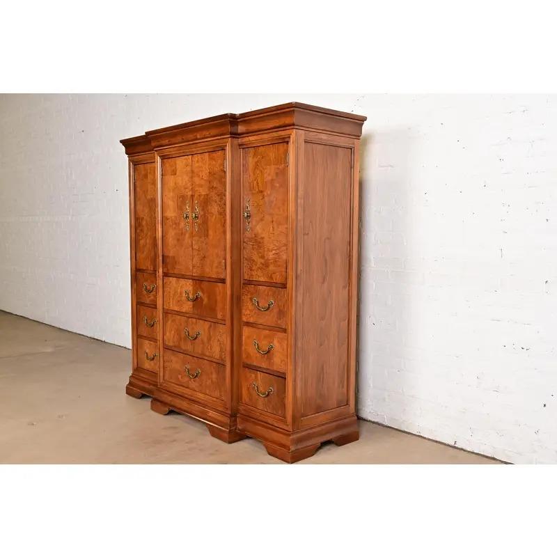 20ième siècle Coffre ou presse à linge de style Régence Louis XVI en bois de ronce pour homme en vente