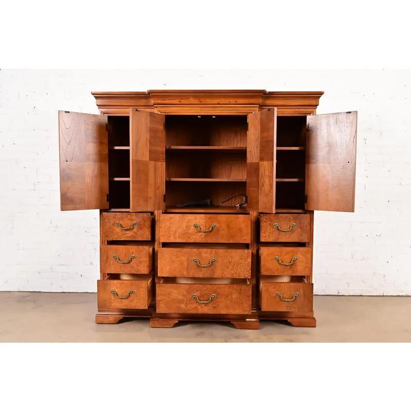 Laiton Coffre ou presse à linge de style Régence Louis XVI en bois de ronce pour homme en vente