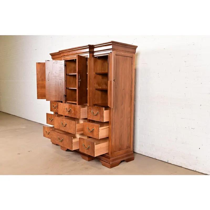 Coffre ou presse à linge de style Régence Louis XVI en bois de ronce pour homme en vente 1