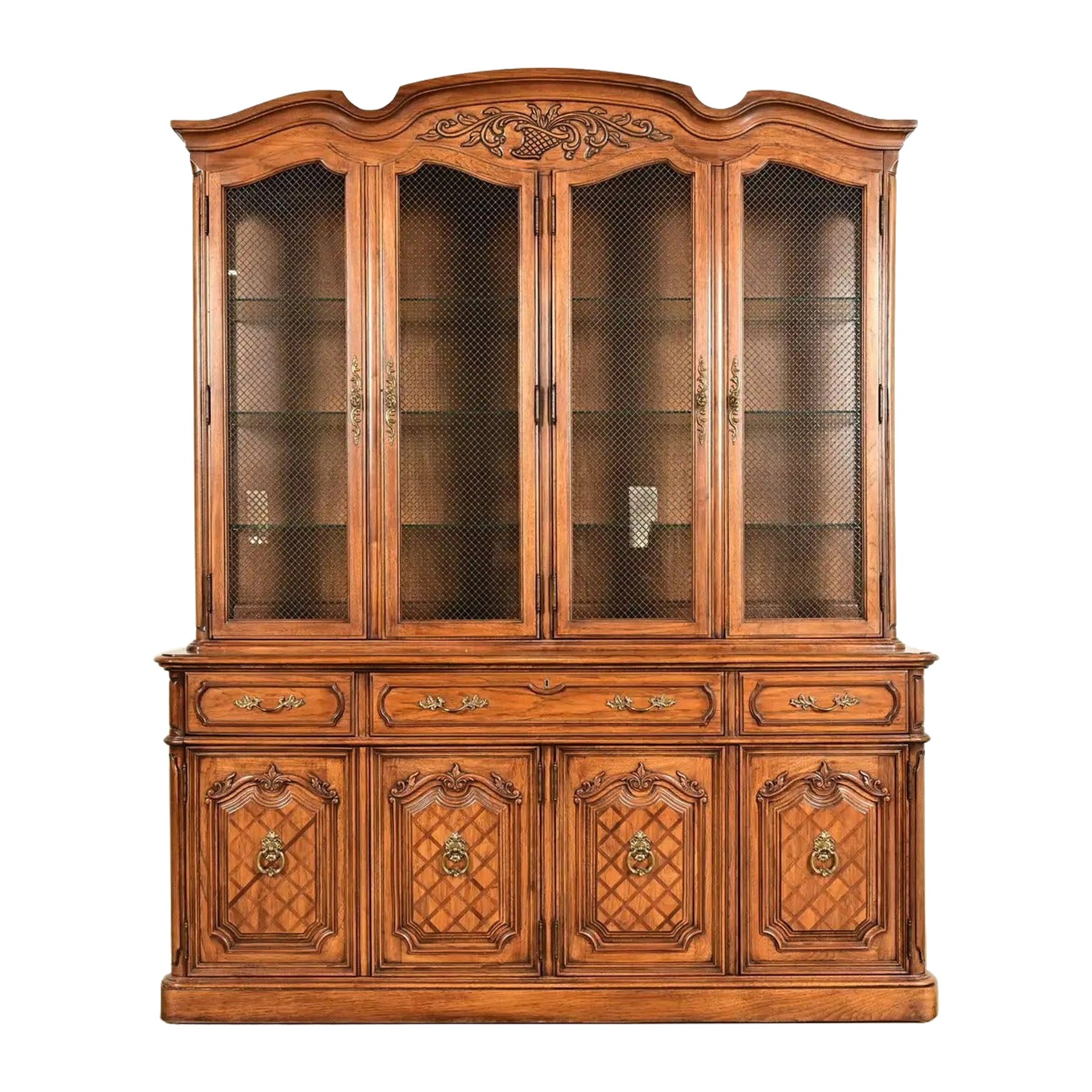 Librería con vitrina iluminada de Thomasville, estilo Regencia francesa Luis XVI, de nogal tallado en venta