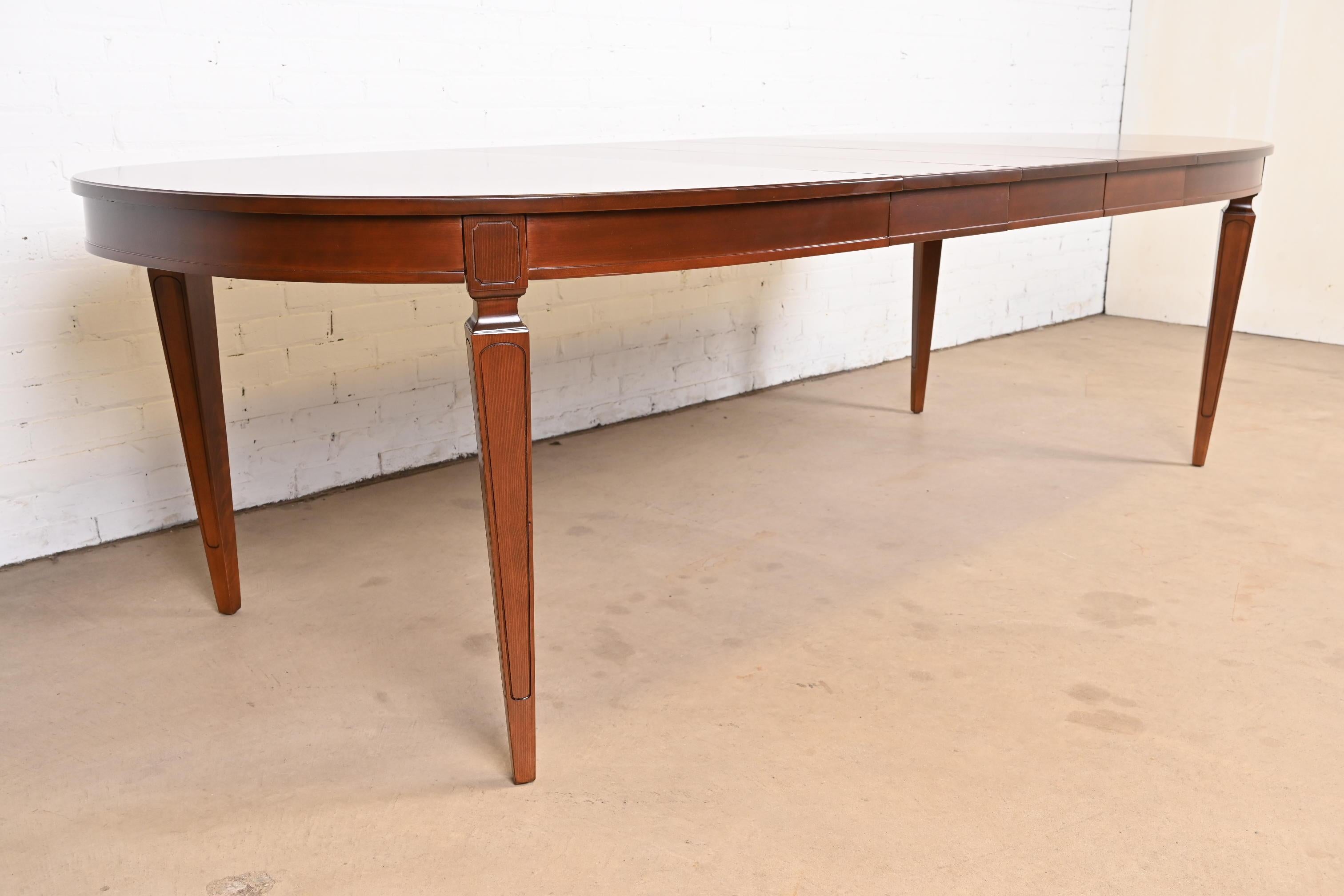 A beautiful French Regency Louis XVI style cherry wood extension dining table

By Thomasville

USA, Circa 1960s

Measures: 66