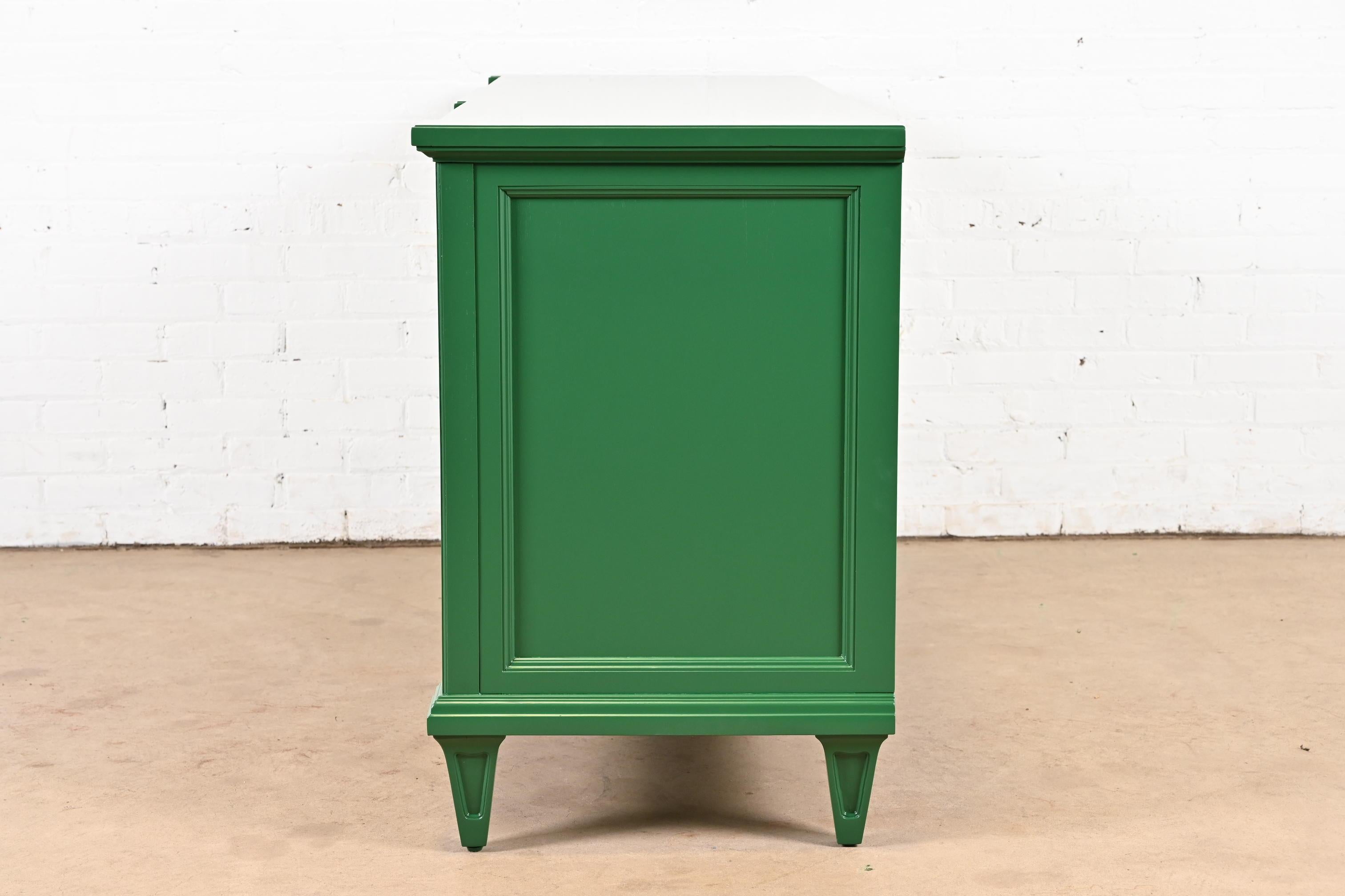Französische Regency-Kommode oder Anrichte von Thomasville, Louis XVI.-Stil, grün lackiert im Angebot 4