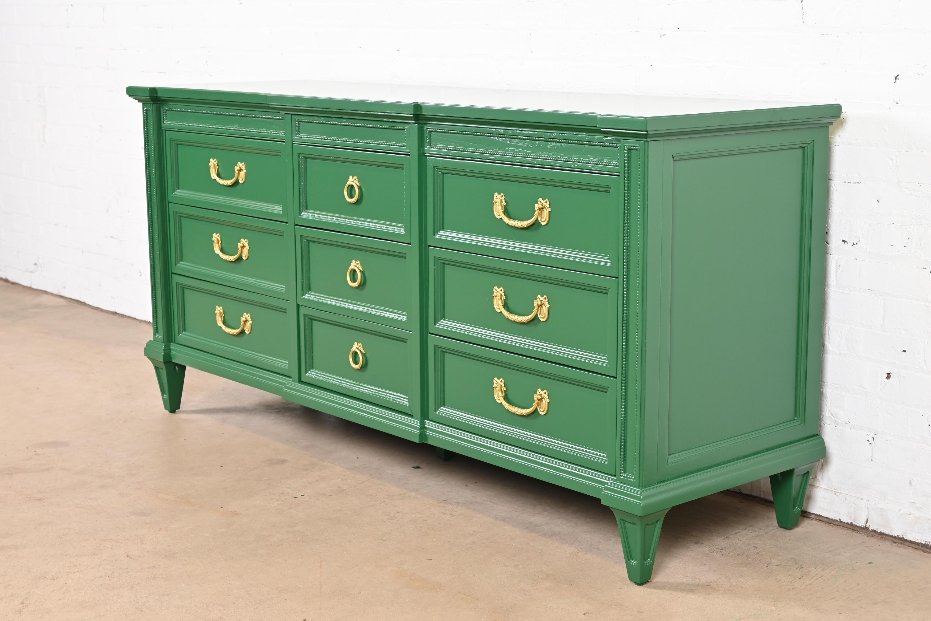 Französische Regency-Kommode oder Anrichte von Thomasville, Louis XVI.-Stil, grün lackiert (amerikanisch) im Angebot