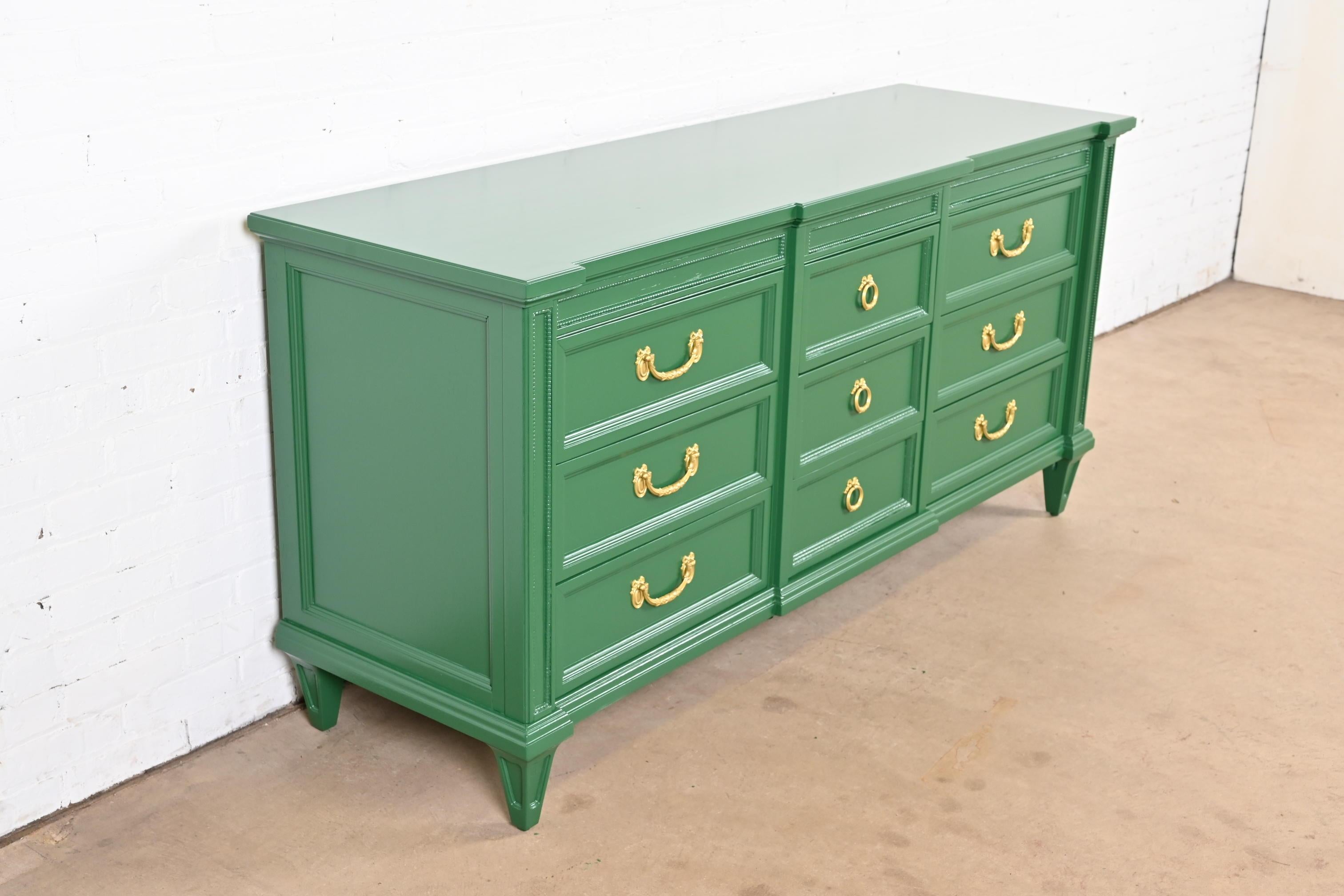 Französische Regency-Kommode oder Anrichte von Thomasville, Louis XVI.-Stil, grün lackiert im Zustand „Gut“ im Angebot in South Bend, IN