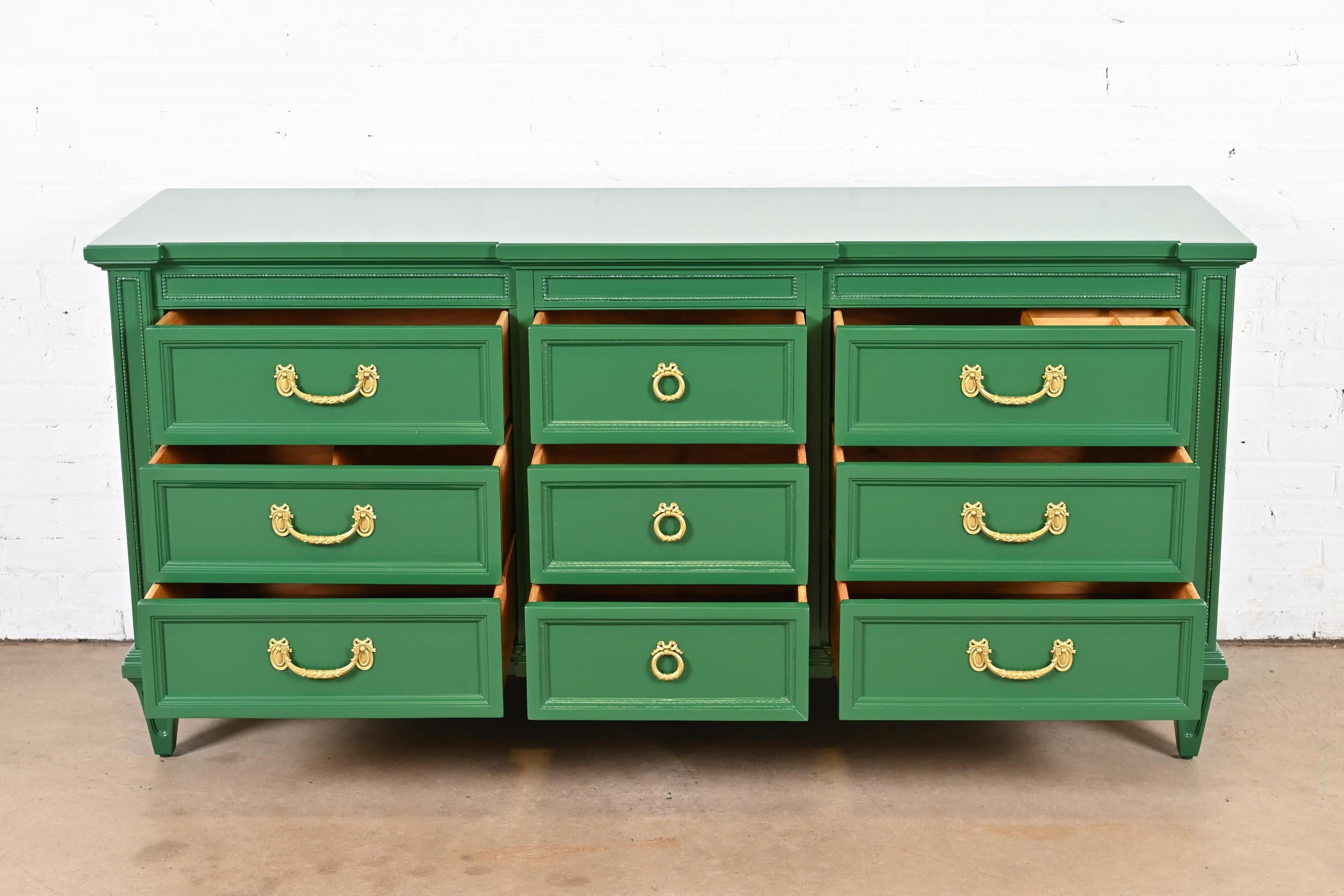 Französische Regency-Kommode oder Anrichte von Thomasville, Louis XVI.-Stil, grün lackiert (Mitte des 20. Jahrhunderts) im Angebot