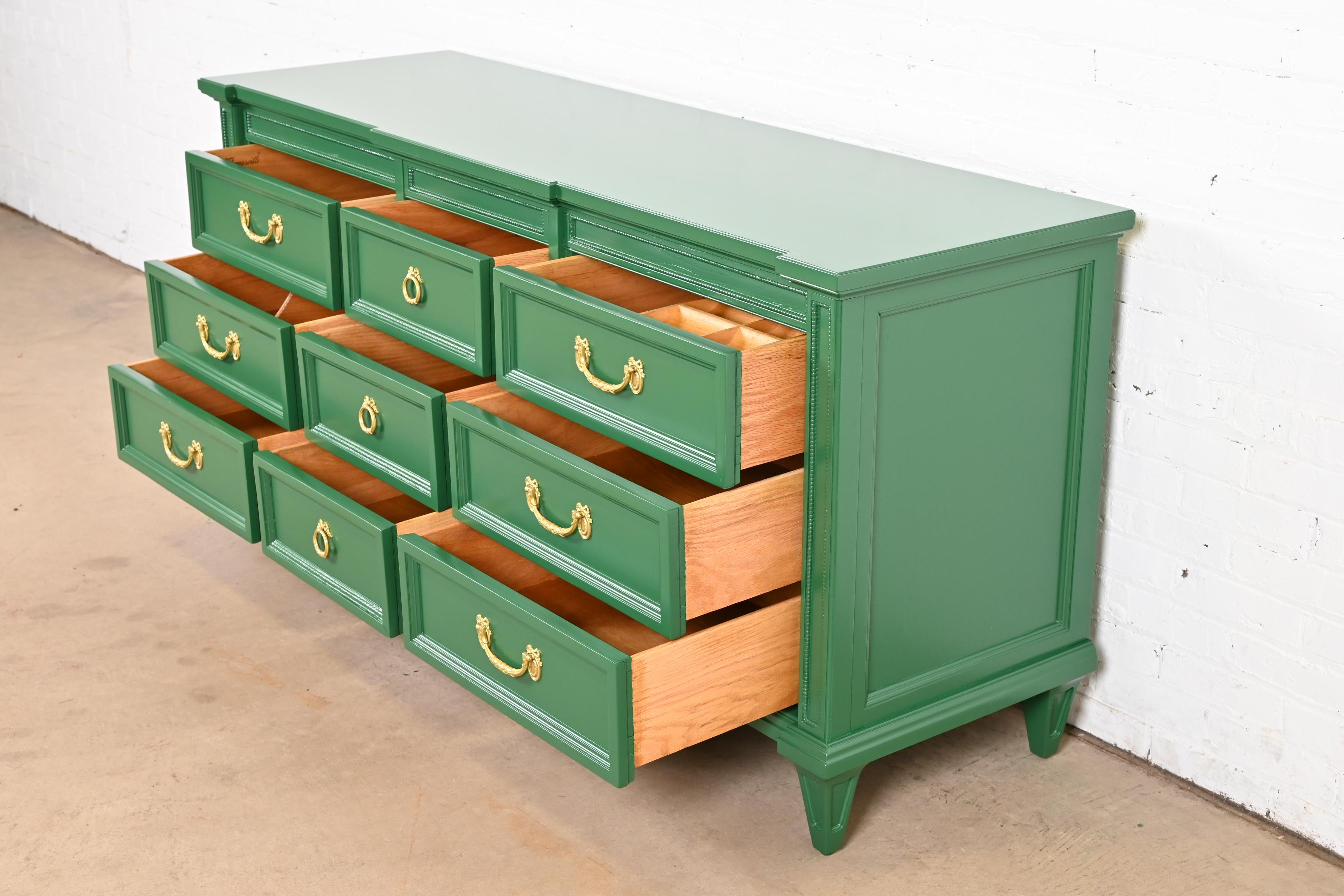 Französische Regency-Kommode oder Anrichte von Thomasville, Louis XVI.-Stil, grün lackiert (Messing) im Angebot
