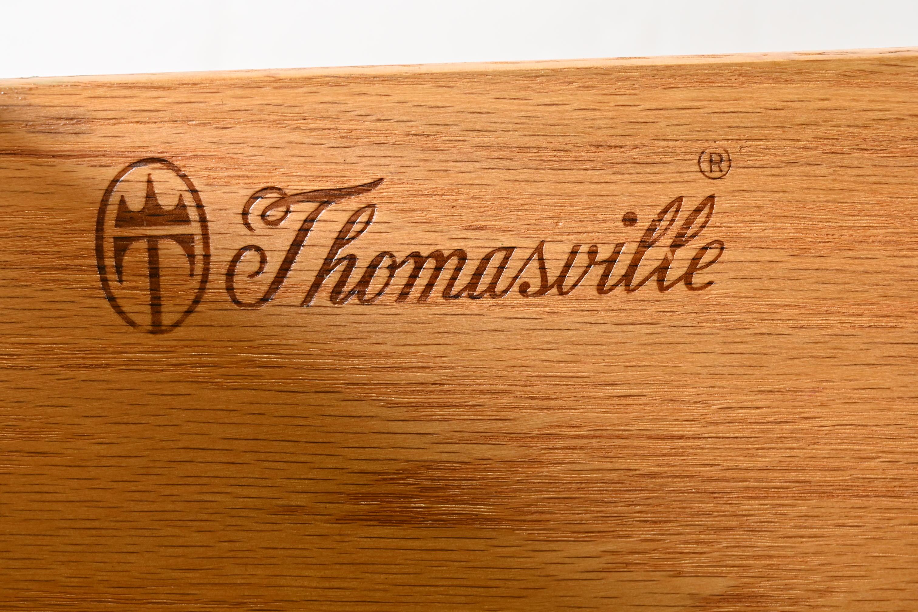Französische Regency-Kommode oder Anrichte von Thomasville, Louis XVI.-Stil, grün lackiert im Angebot 2