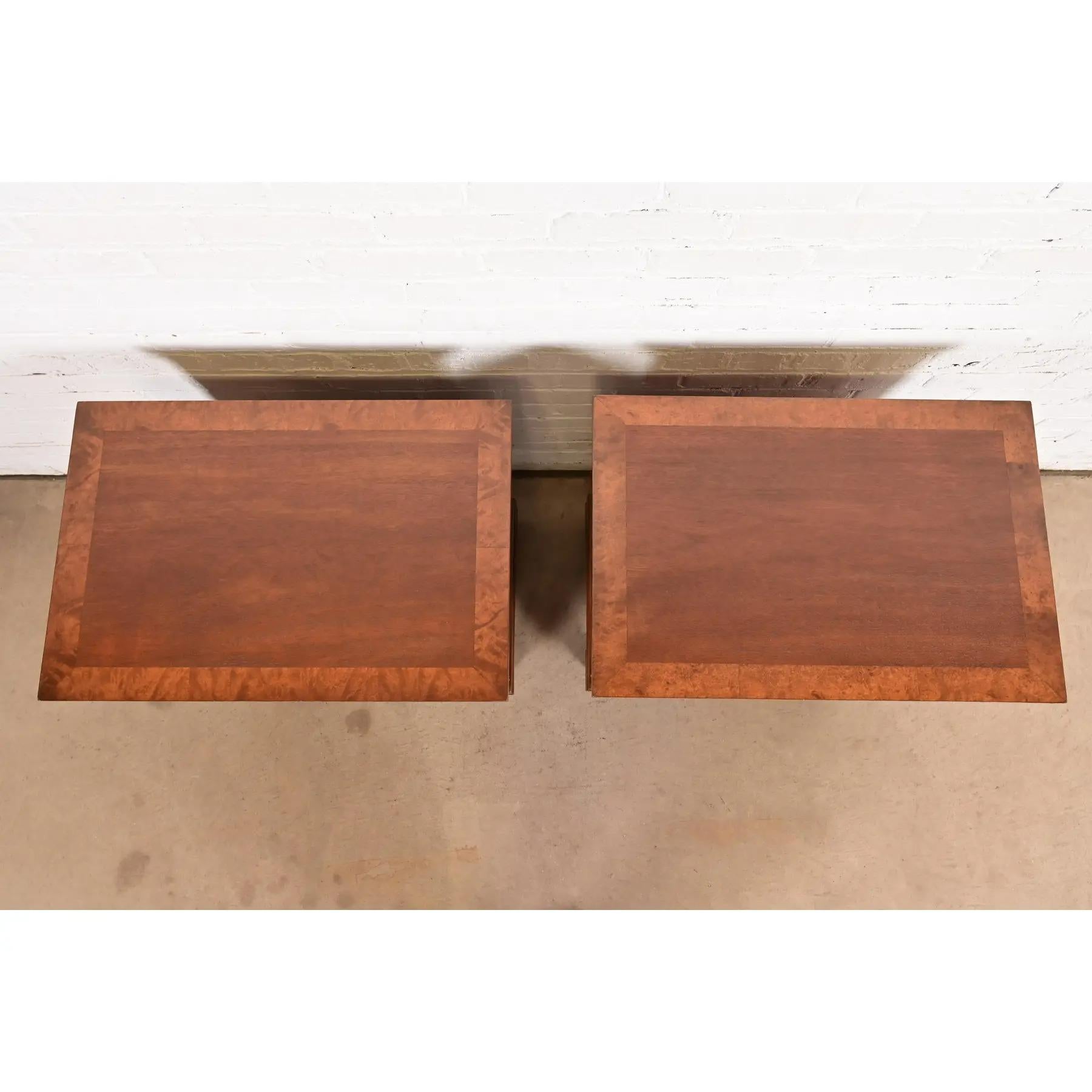 Paire de tables de nuit Régence française Louis XVI en acajou et bois de ronce en vente 5