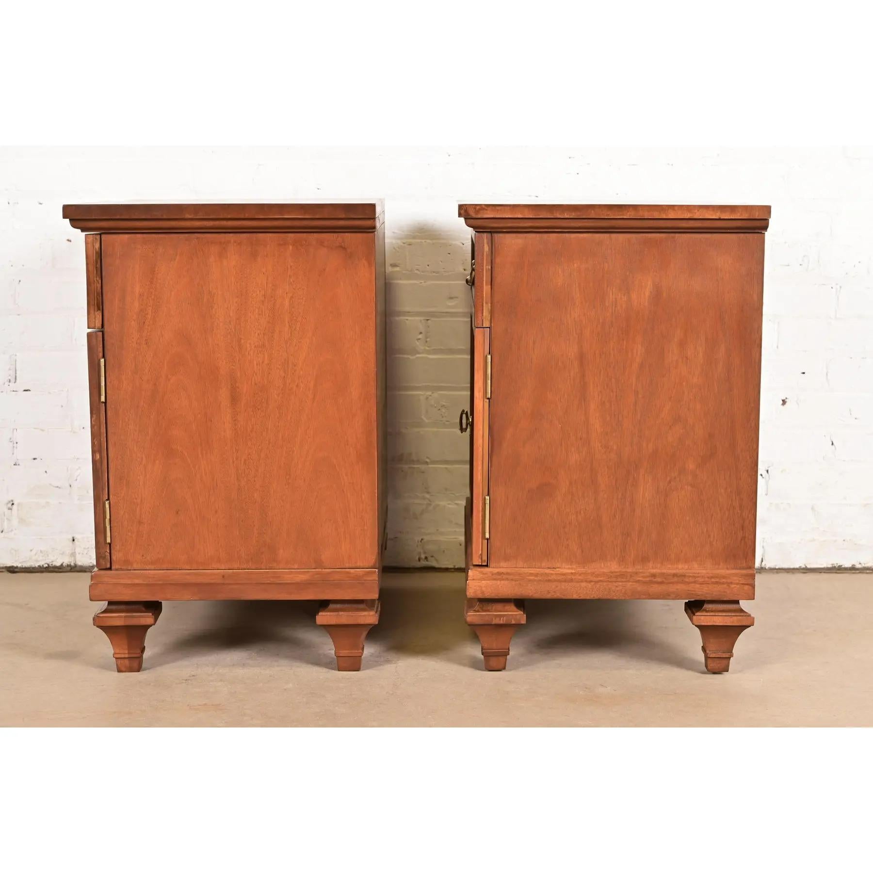 Paire de tables de nuit Régence française Louis XVI en acajou et bois de ronce en vente 6