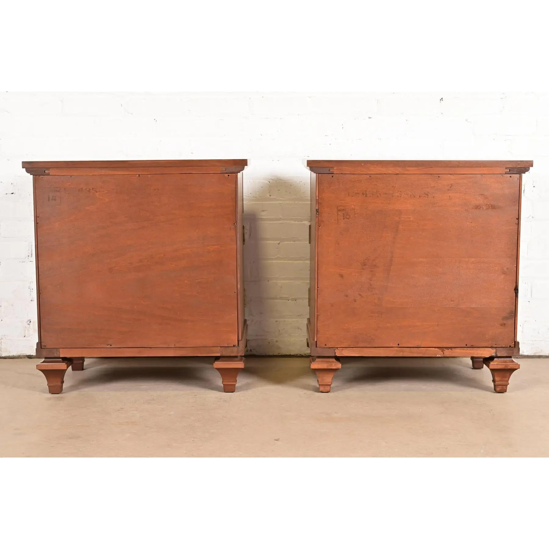 Paire de tables de nuit Régence française Louis XVI en acajou et bois de ronce en vente 7