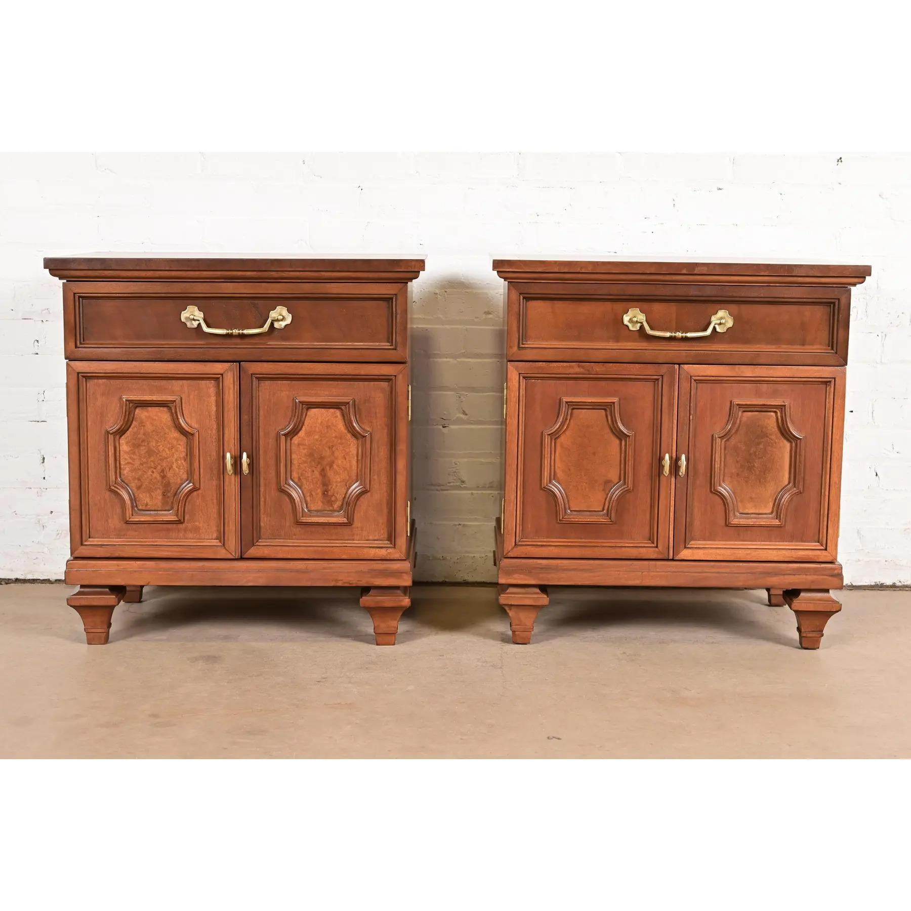 Américain Paire de tables de nuit Régence française Louis XVI en acajou et bois de ronce en vente