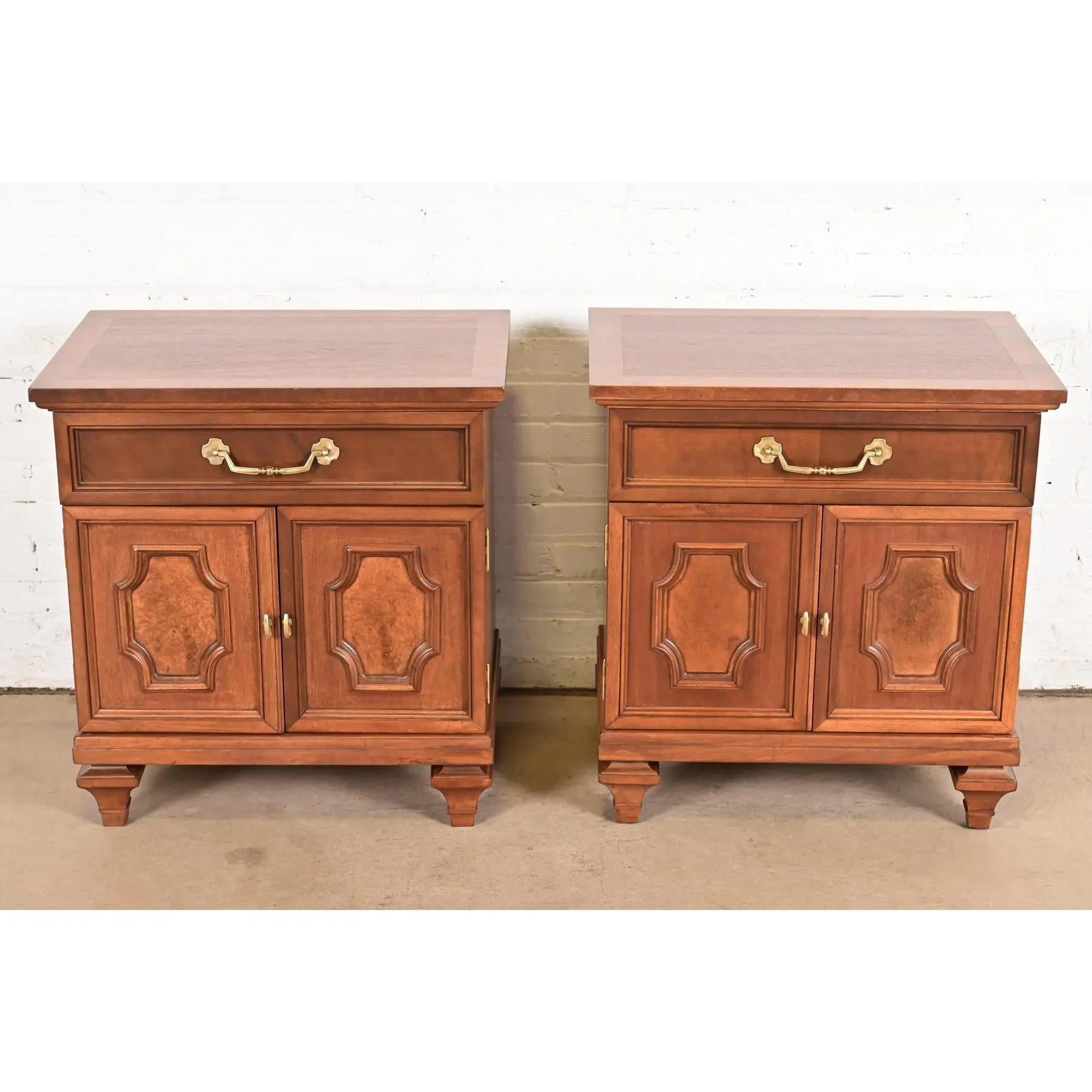 Paire de tables de nuit Régence française Louis XVI en acajou et bois de ronce Bon état - En vente à South Bend, IN